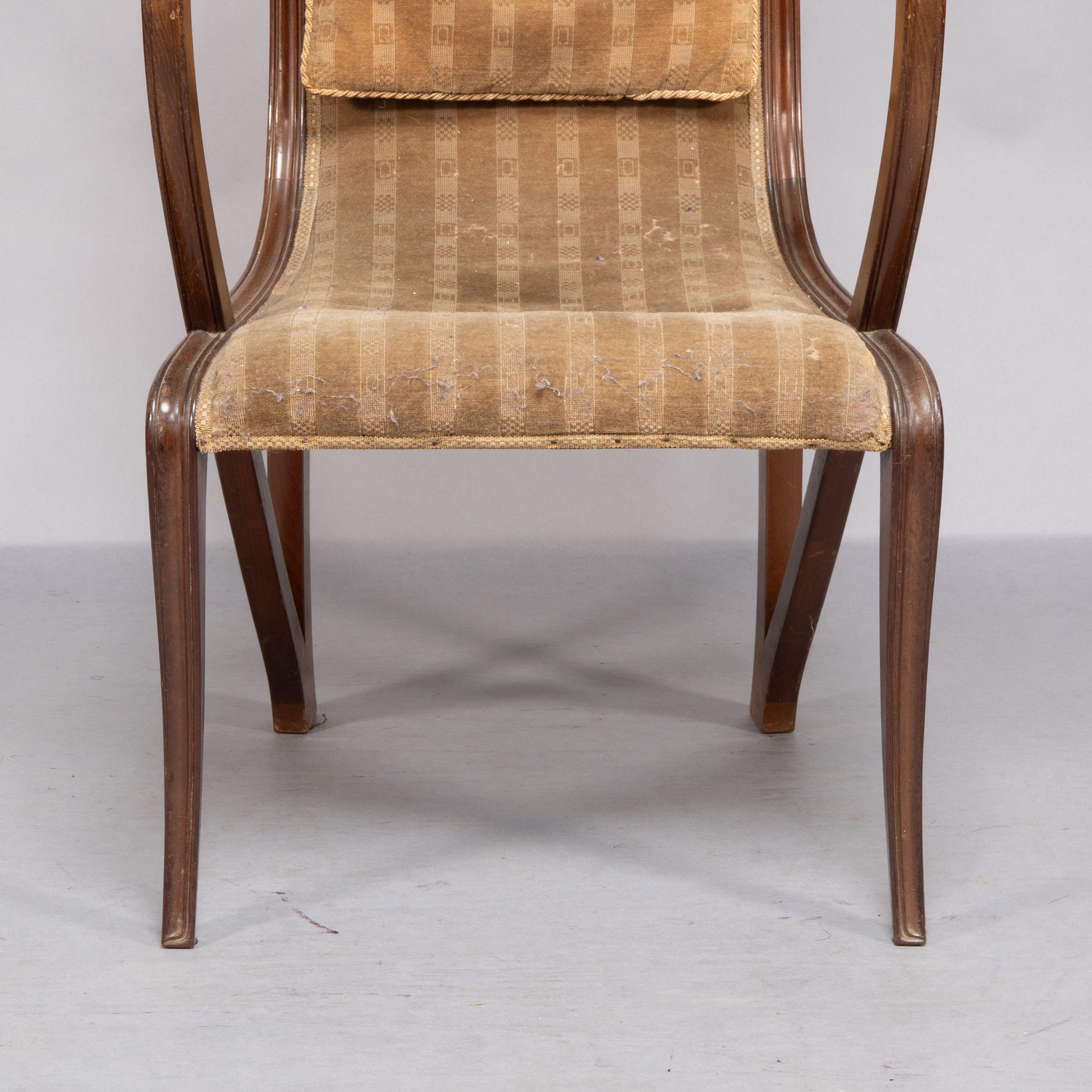 Louis Majorelle. Sillón Art Nouveau de nogal tallado con tela original de época en venta 9