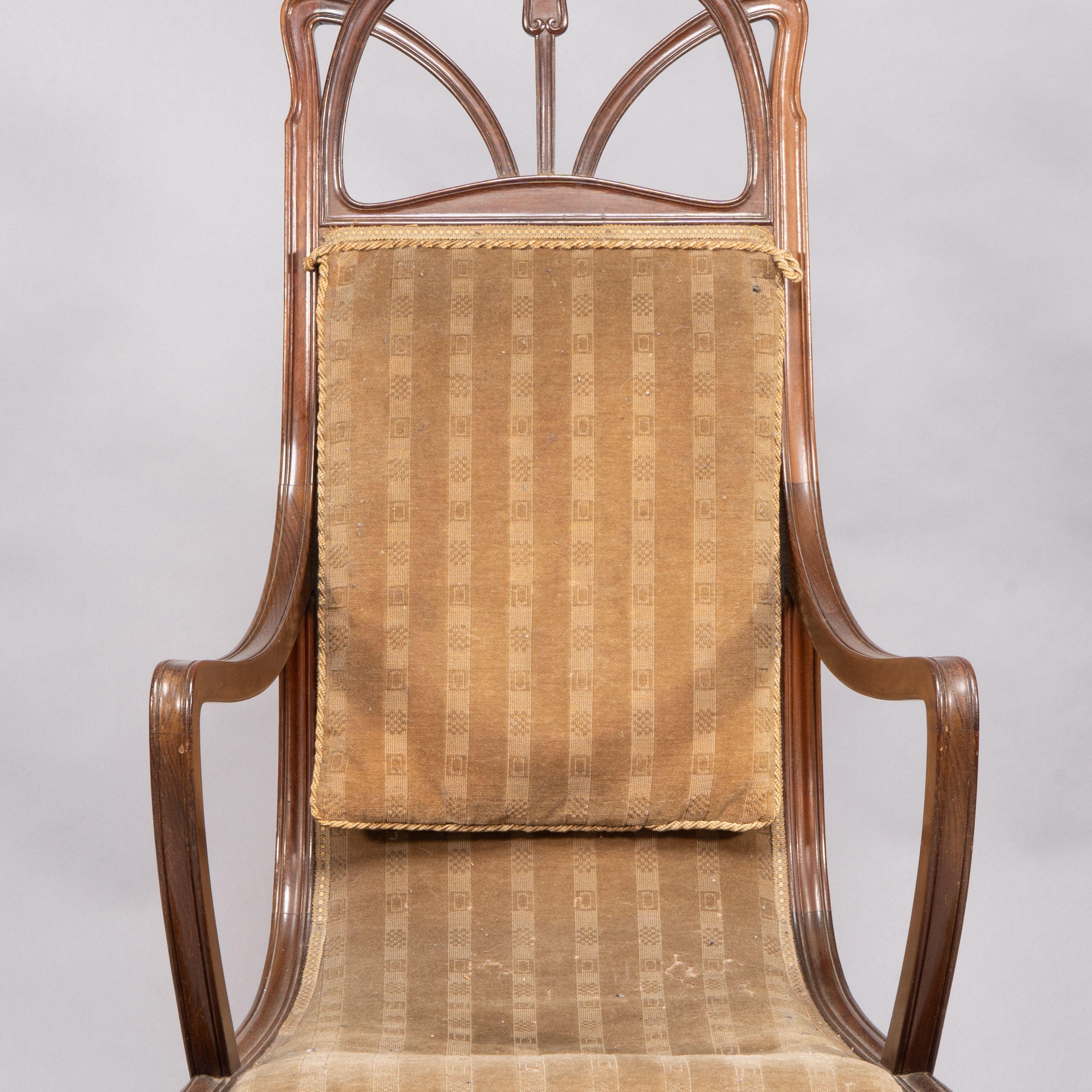 Louis Majorelle. Sillón Art Nouveau de nogal tallado con tela original de época en venta 10