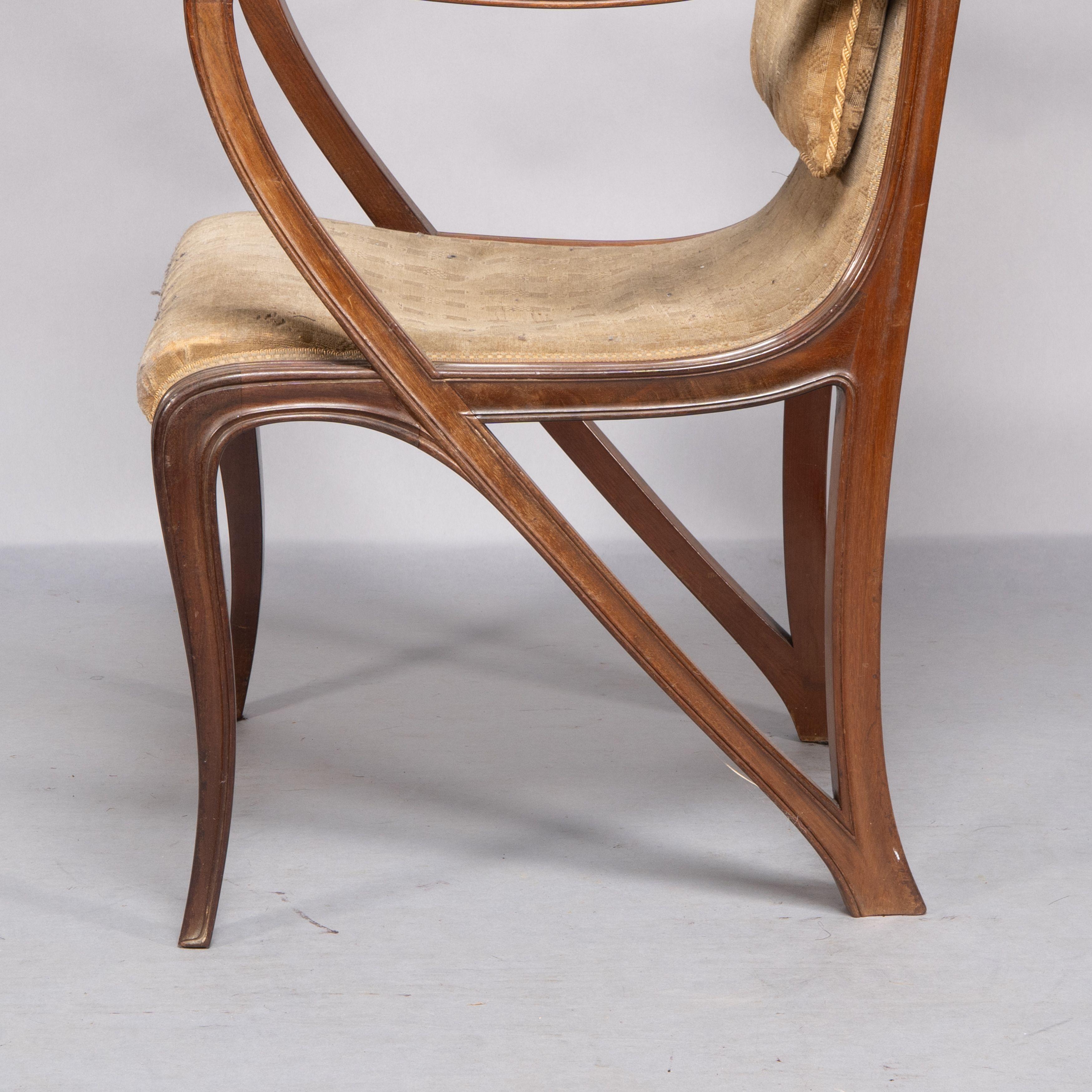 Louis Majorelle. Sillón Art Nouveau de nogal tallado con tela original de época en venta 11