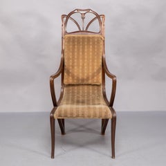 Louis Majorelle. Jugendstil-Sessel aus geschnitztem Nussbaumholz mit originalem Stoff aus der Zeit