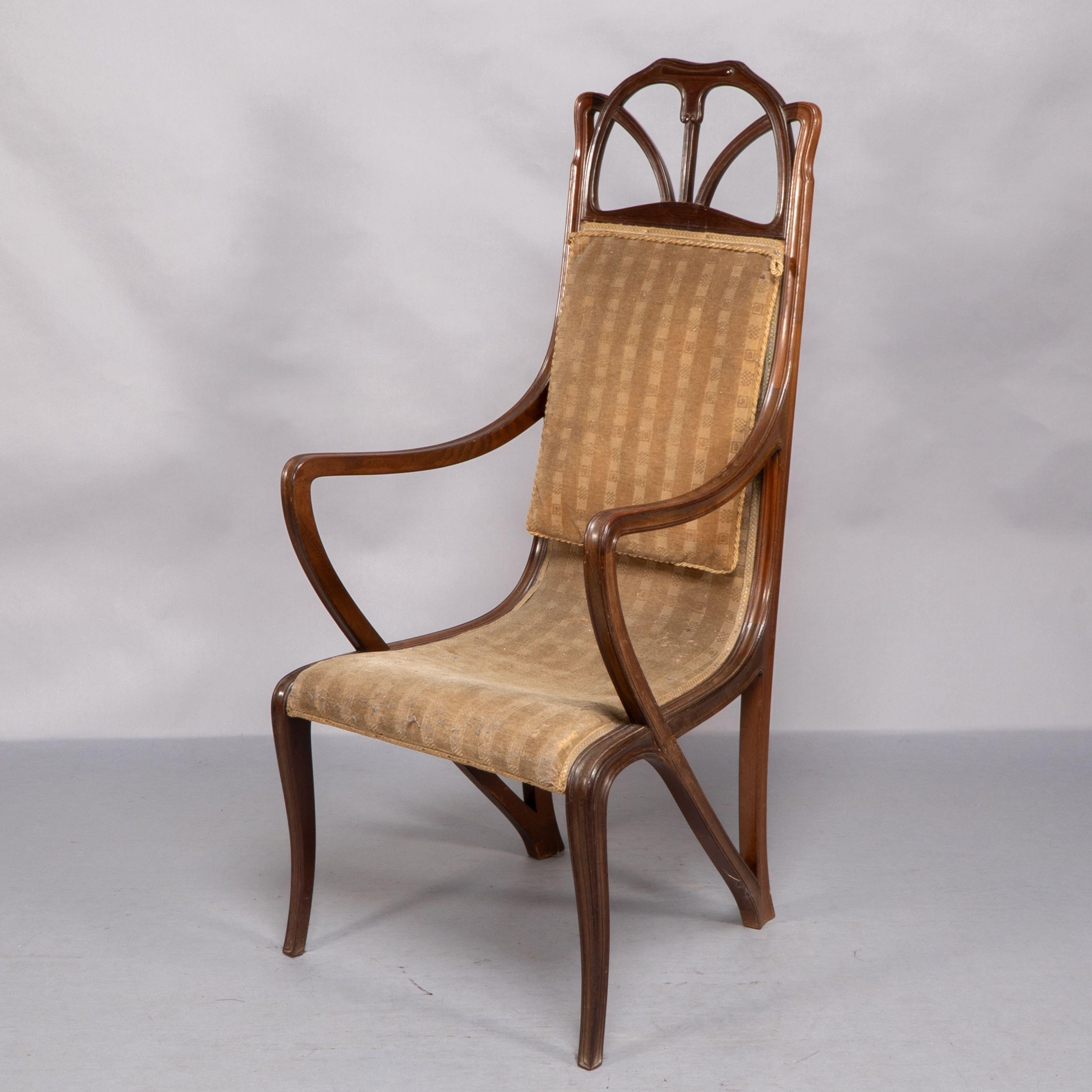 Louis Majorelle. Sillón Art Nouveau de nogal tallado con tela original de época Francés en venta