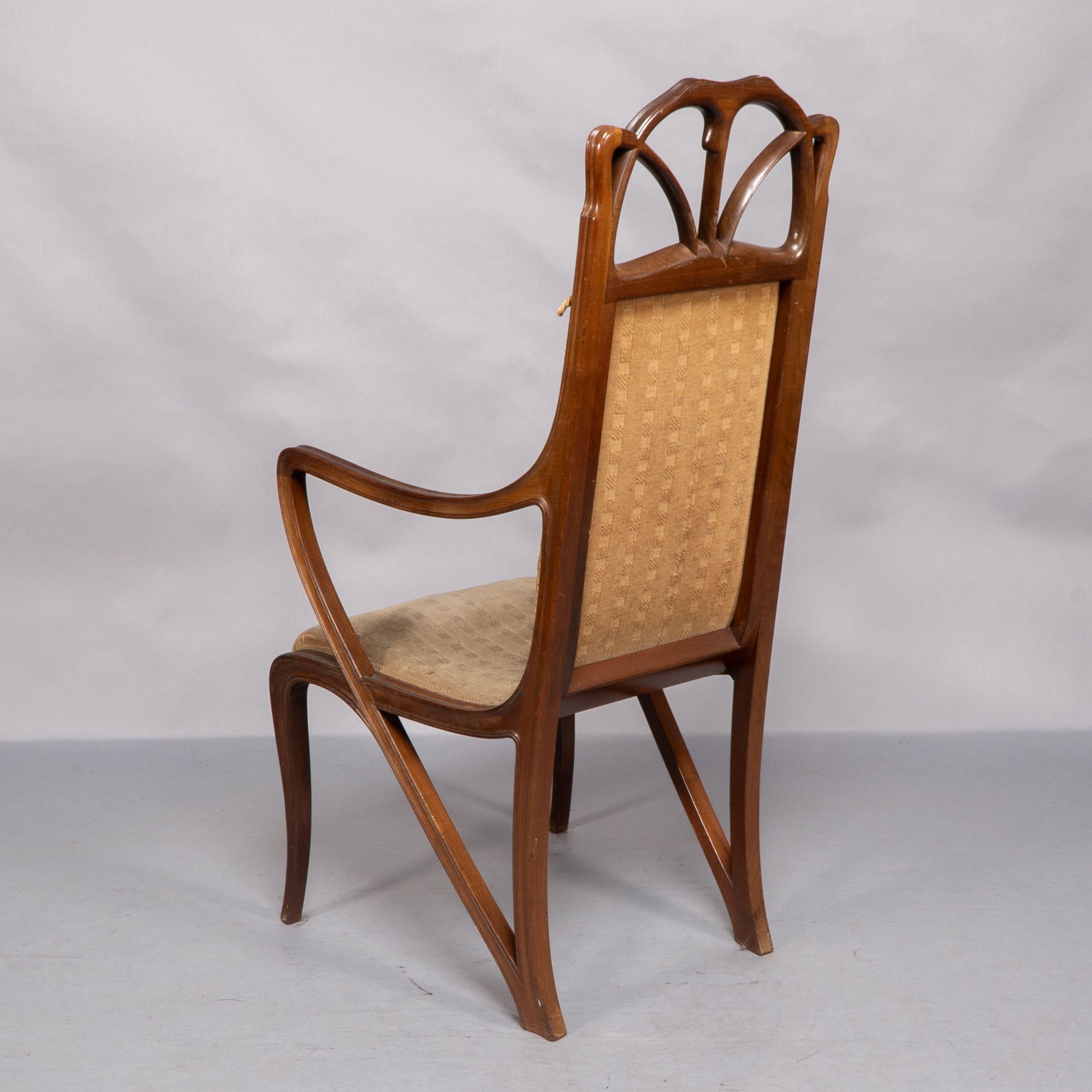 Louis Majorelle. Sillón Art Nouveau de nogal tallado con tela original de época principios del siglo XX en venta