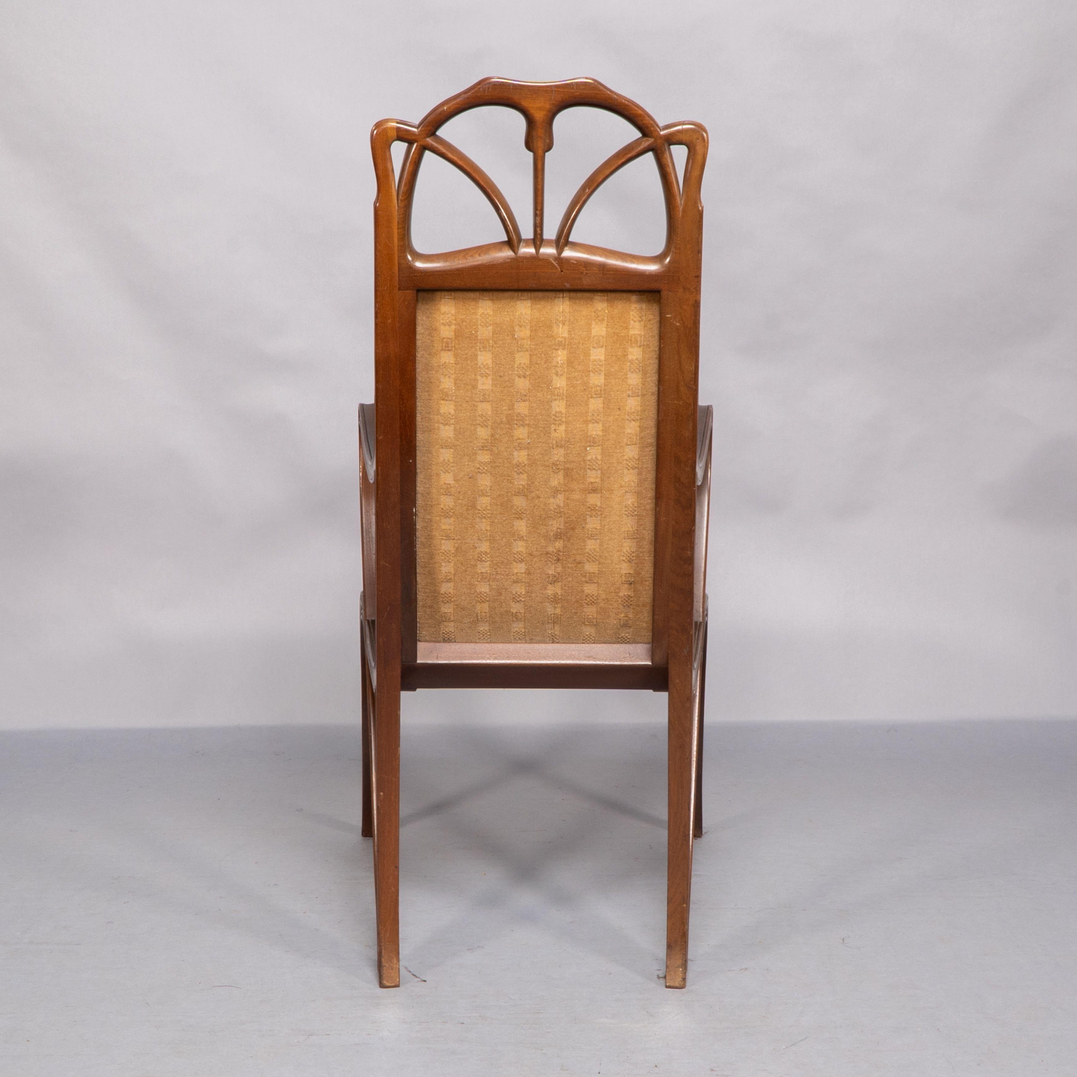 Louis Majorelle. Sillón Art Nouveau de nogal tallado con tela original de época Nogal en venta