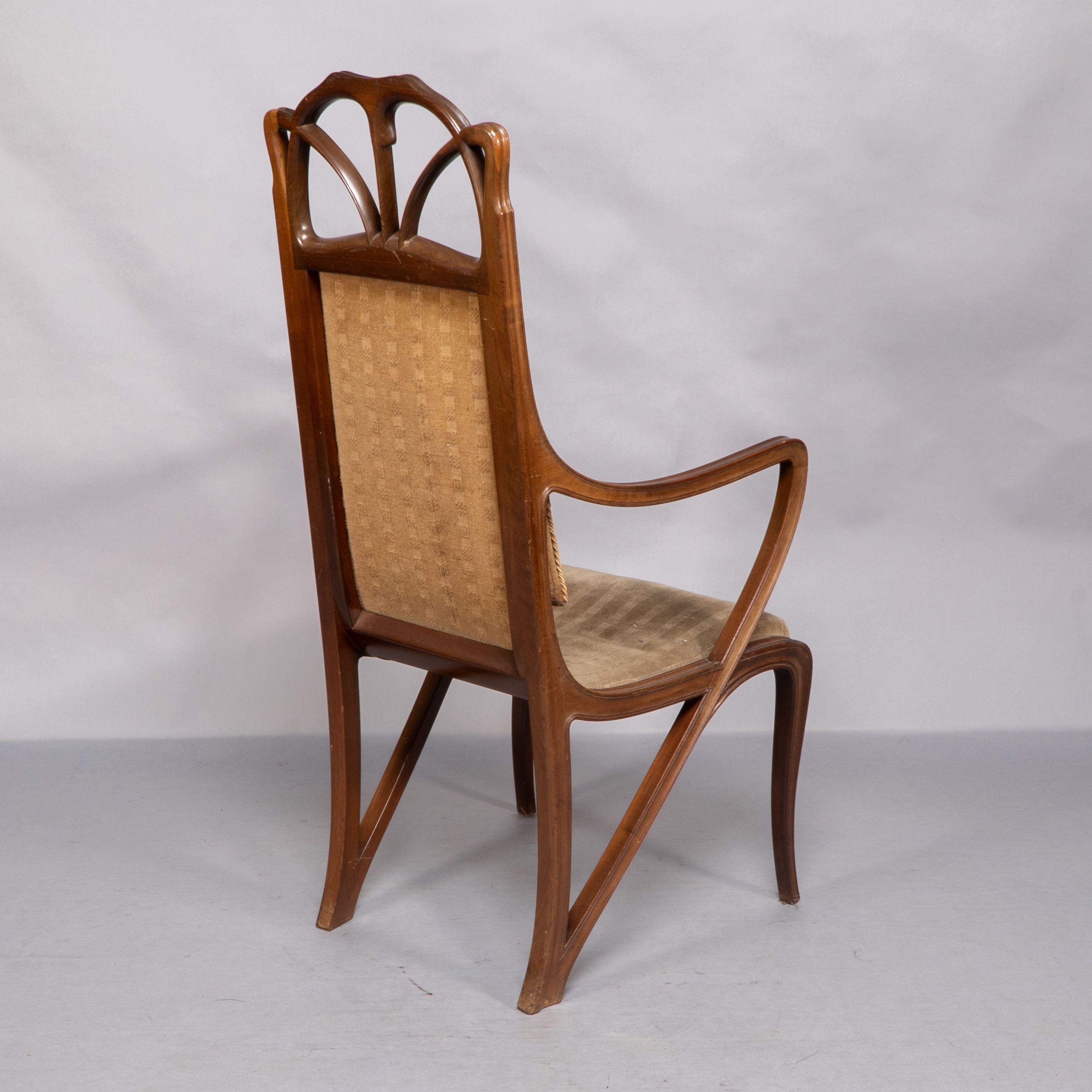 Louis Majorelle. Sillón Art Nouveau de nogal tallado con tela original de época en venta 1