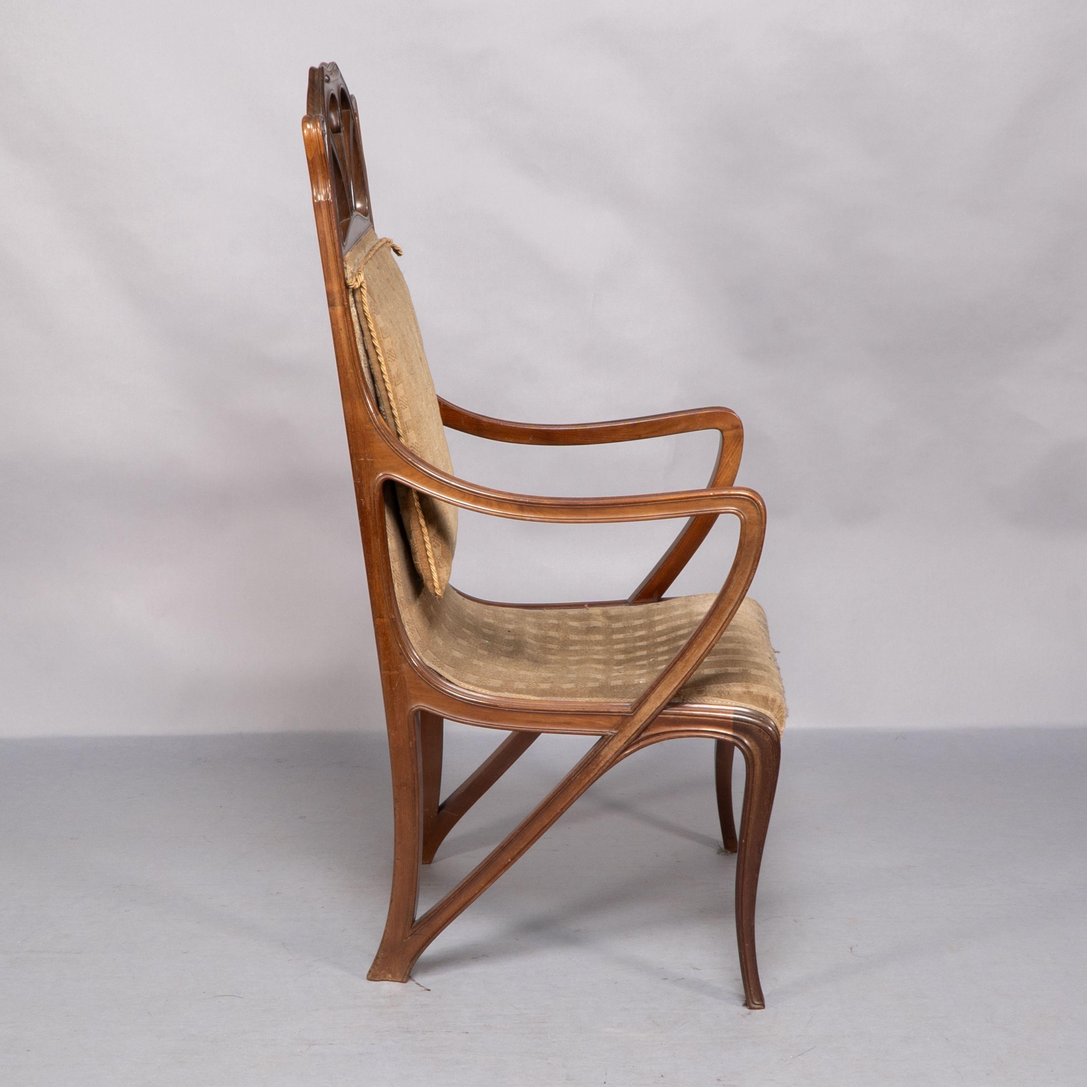 Louis Majorelle. Sillón Art Nouveau de nogal tallado con tela original de época en venta 2