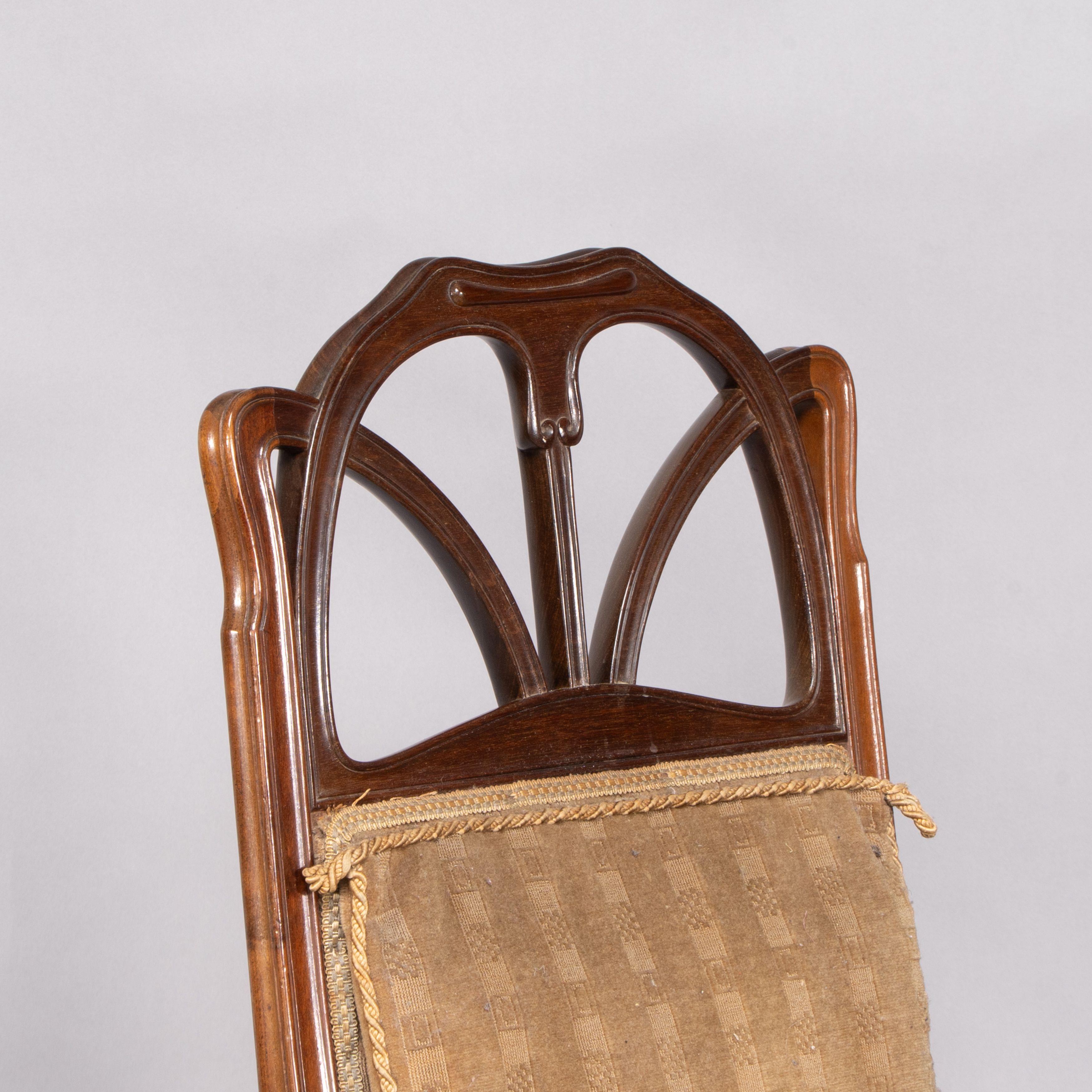 Louis Majorelle. Sillón Art Nouveau de nogal tallado con tela original de época en venta 3