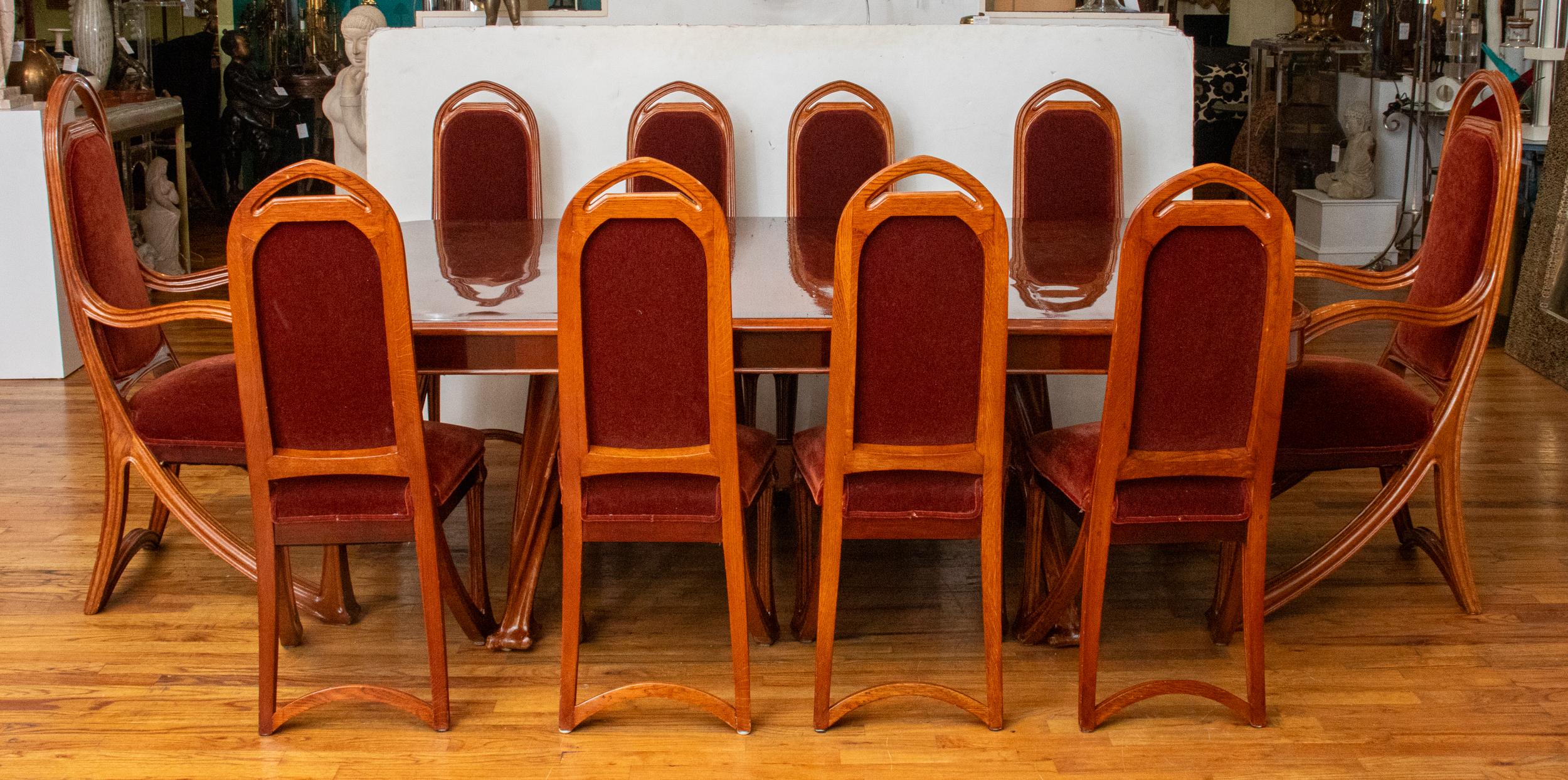 Louis Majorelle (Français, 1859-1926) Suite de salle à manger Art Nouveau en frêne et en acajou, vers 1900, comprenant deux fauteuils, huit chaises d'appoint et une table à manger avec deux rallonges modernes : Deux fauteuils, huit chaises d'appoint