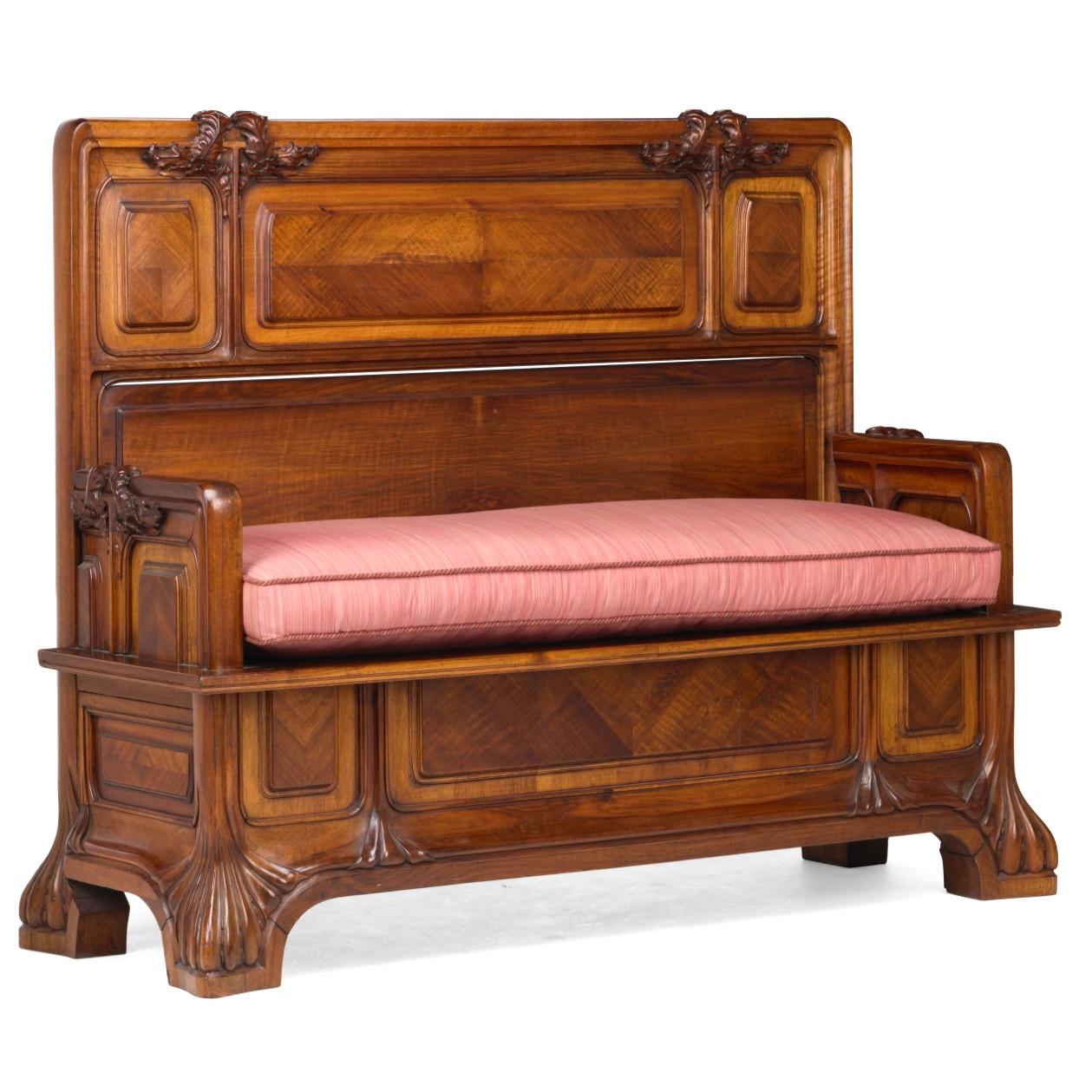 Louis Majorelle 1859-1926 Panchina in mogano Aux Algues
Panca con dettagli foliati intagliati a mano
c. 1900
Mogano, cuscino imbottito
Dimensioni: 49¼ h × 62½ l × 22 d in (125 × 159 × 56 cm)
Condizioni: Eccellente, senza danni o riparazioni.