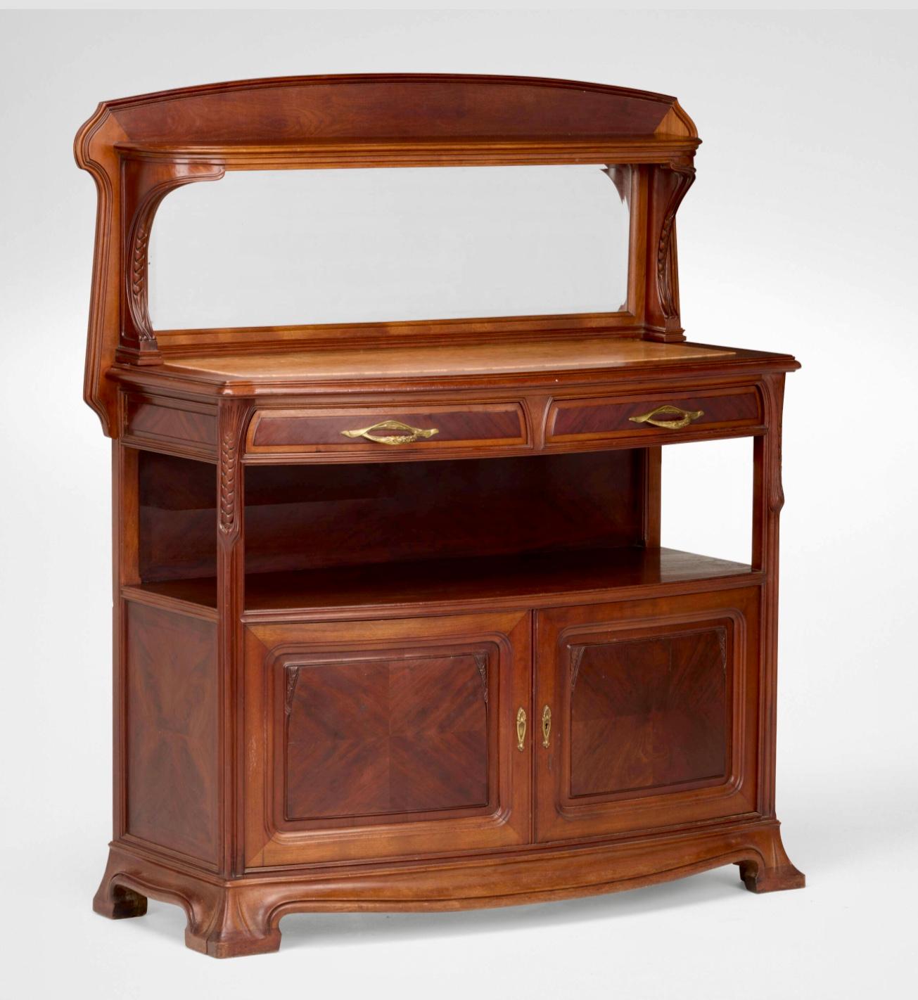 Louis Majorelle
Episodio di buffet di blé
Francia, 1910 ca.
mogano, marmo, bronzo dorato, vetro a specchio
59¾ h × 52¼ l × 21¼ p in (152 × 133 × 54 cm)
Il buffet è dotato di due cassetti e due ante che nascondono un ripiano rimovibile.
Letteratura: