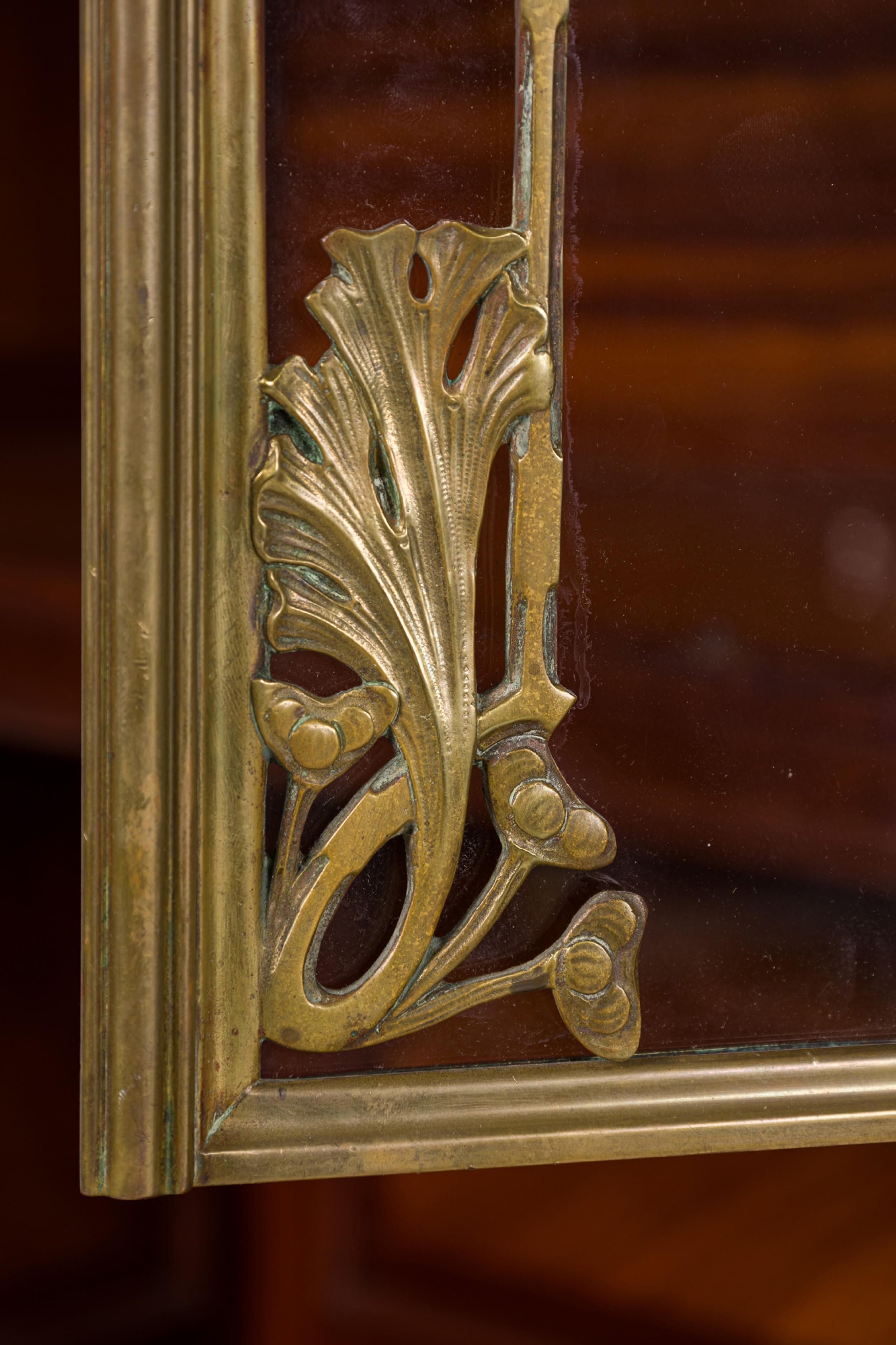 Vitrina francesa Art Nouveau Louis Majorelle de metal dorado montada en venta 5