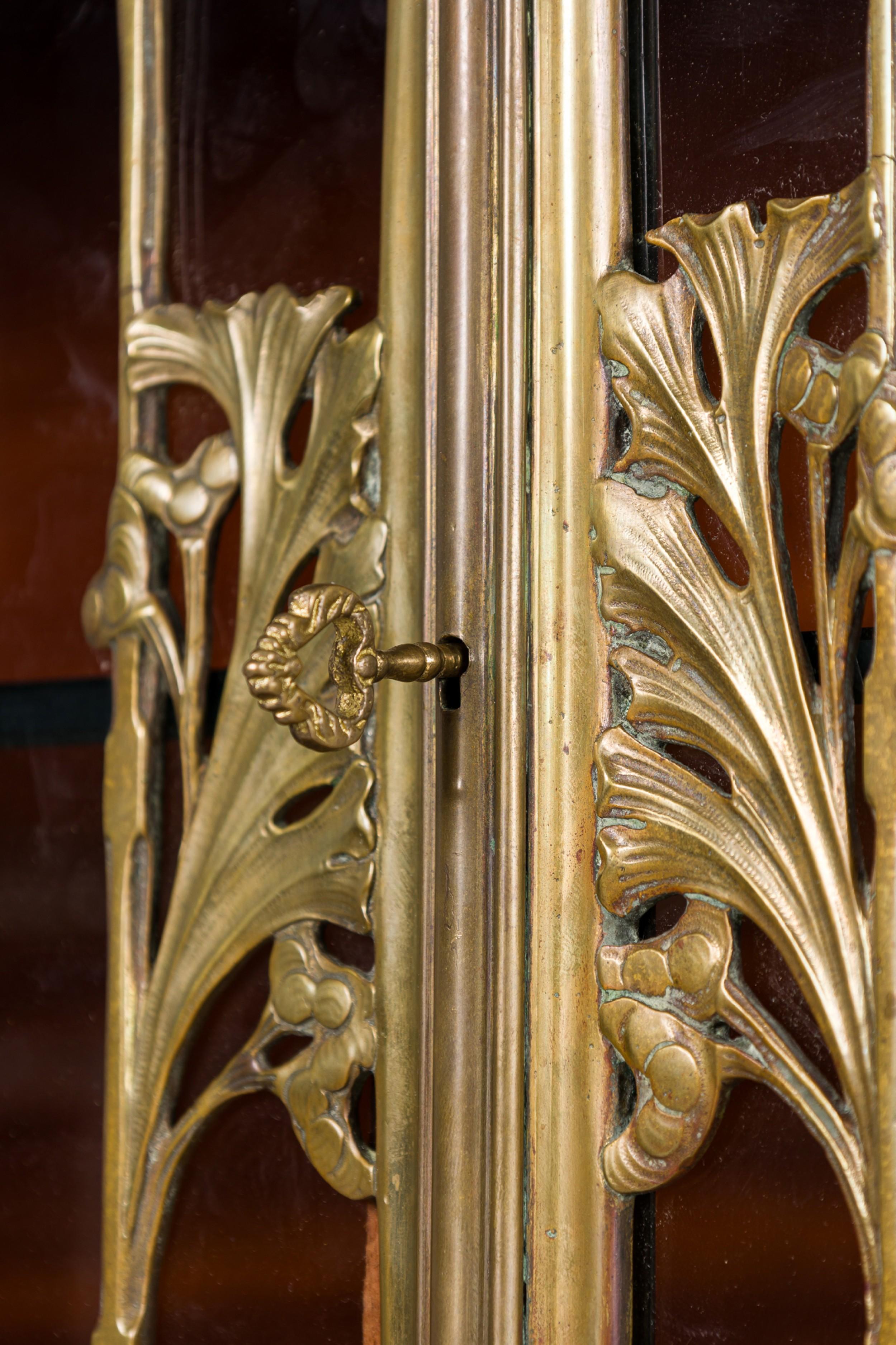 Vitrina francesa Art Nouveau Louis Majorelle de metal dorado montada en venta 6