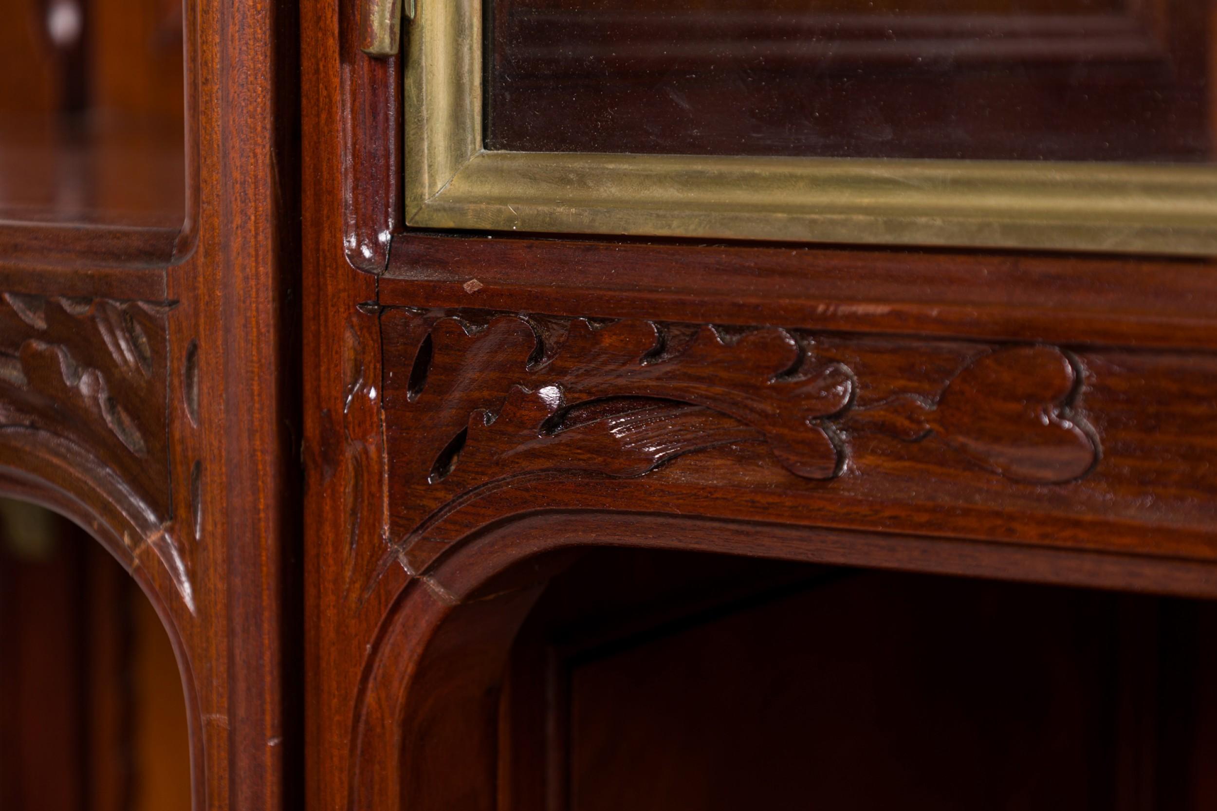 Vitrina francesa Art Nouveau Louis Majorelle de metal dorado montada en venta 8
