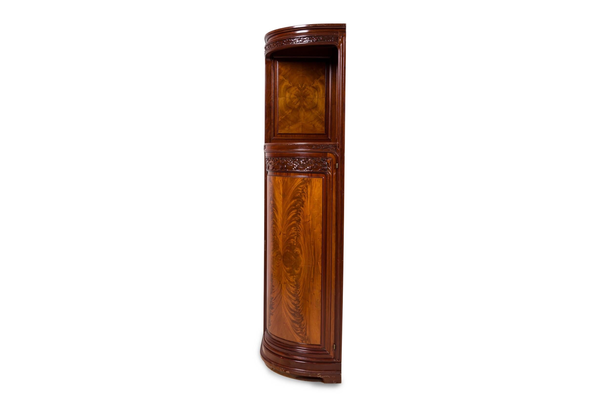 Vitrina francesa Art Nouveau Louis Majorelle de metal dorado montada Francés en venta