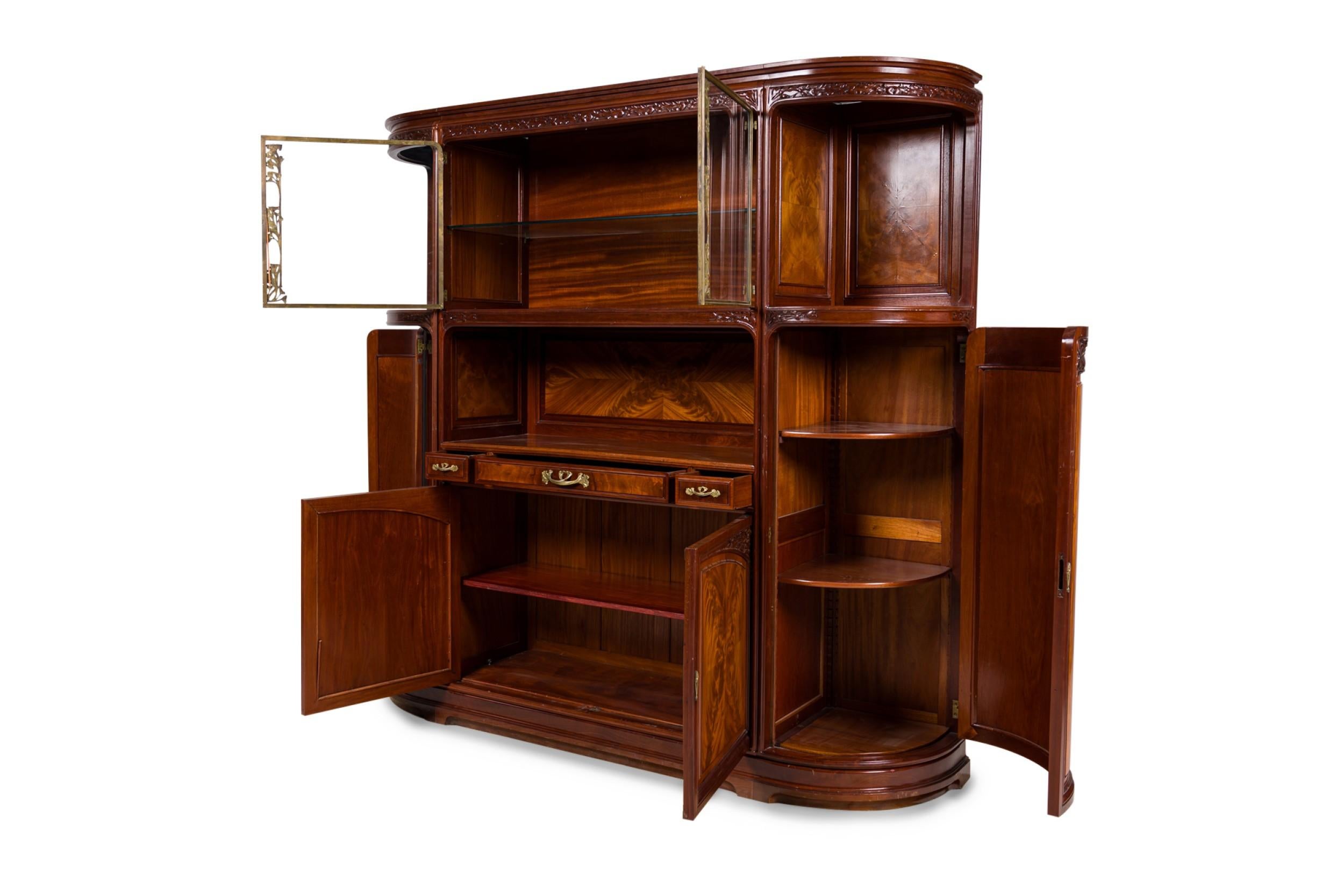 Vitrina francesa Art Nouveau Louis Majorelle de metal dorado montada siglo XX en venta