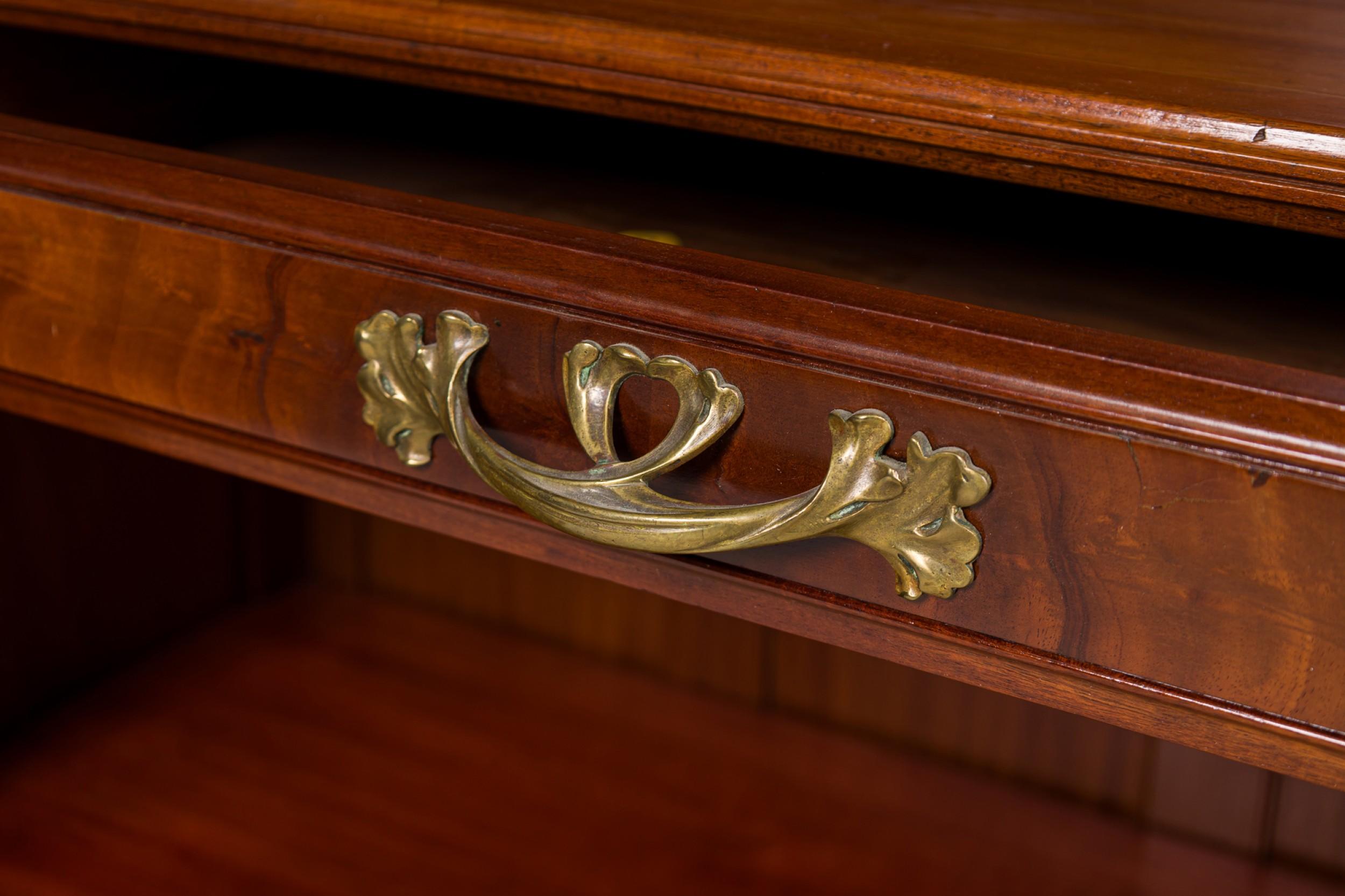 Vitrina francesa Art Nouveau Louis Majorelle de metal dorado montada Madera dorada en venta