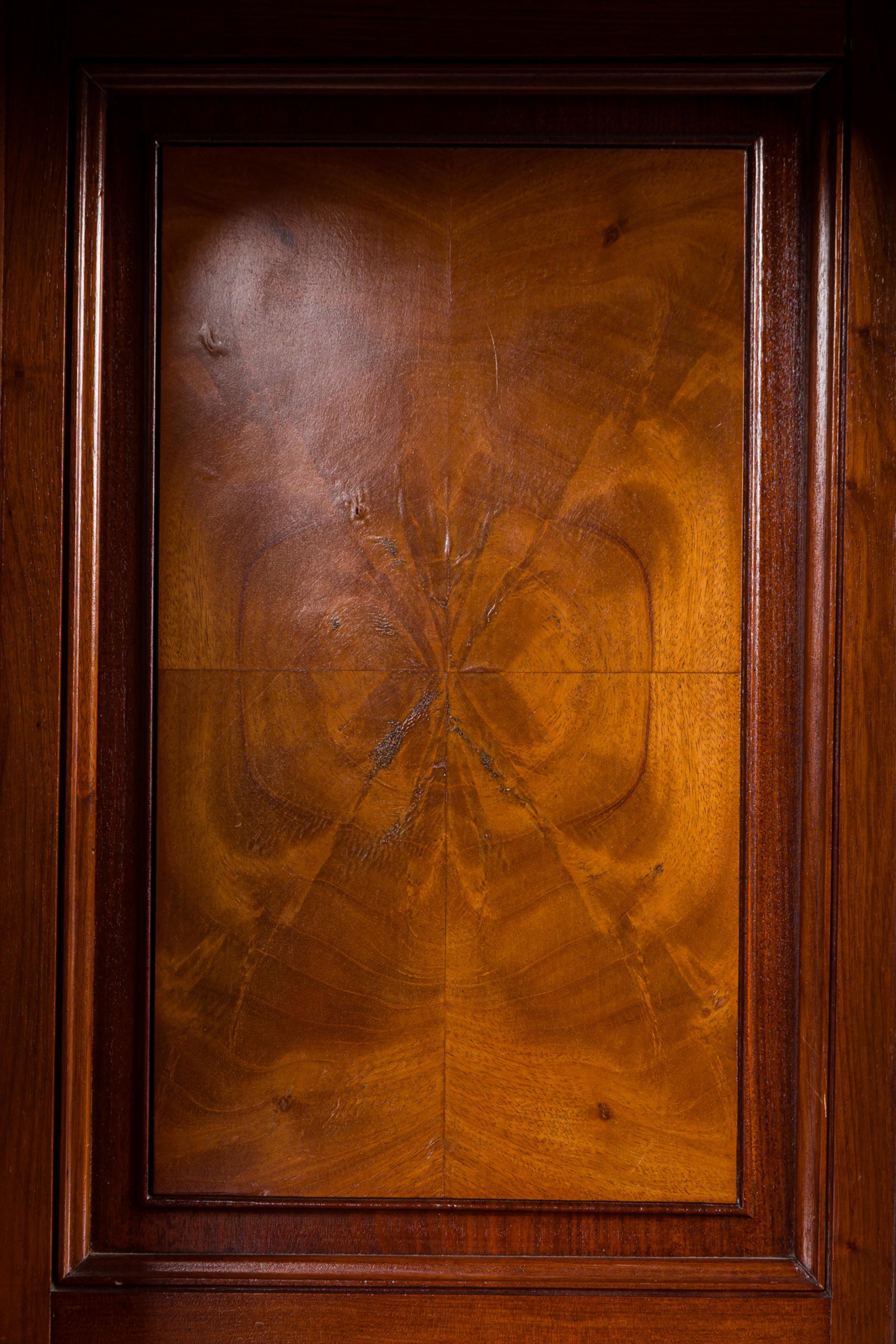 Vitrina francesa Art Nouveau Louis Majorelle de metal dorado montada en venta 2