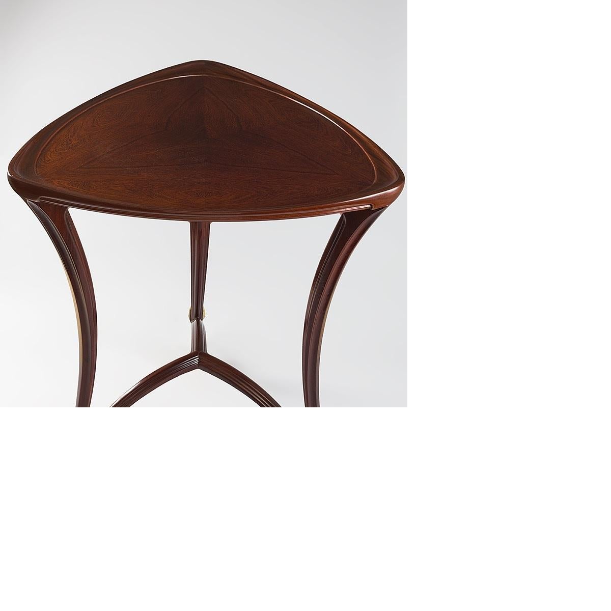 Französischer dreieckiger Art nouveau-Tisch „Gueridon“ von Louis Majorelle (Frühes 20. Jahrhundert)