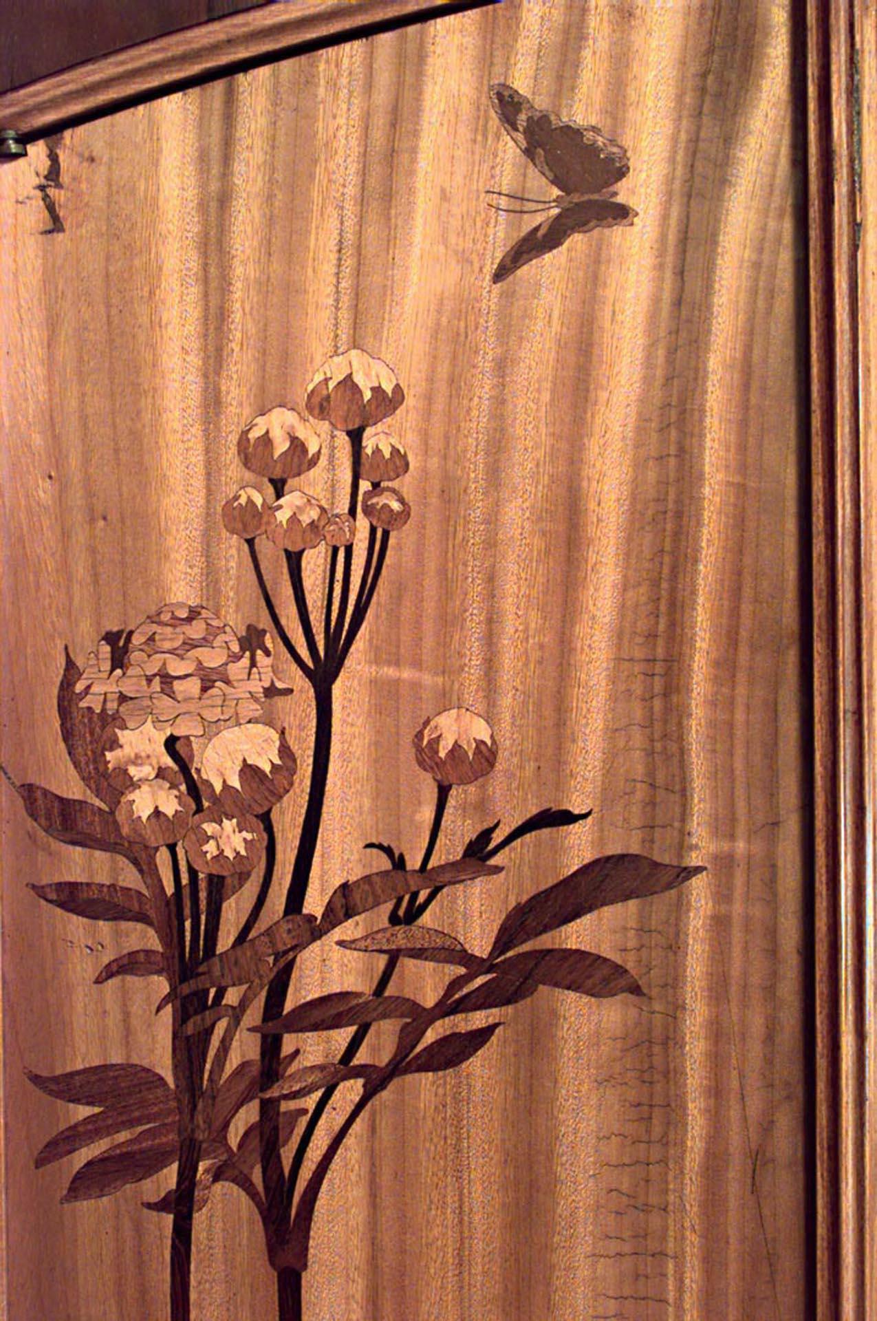 Louis Majorelle Französisch Jugendstil Nussbaum Floral Armoire (Art nouveau) im Angebot