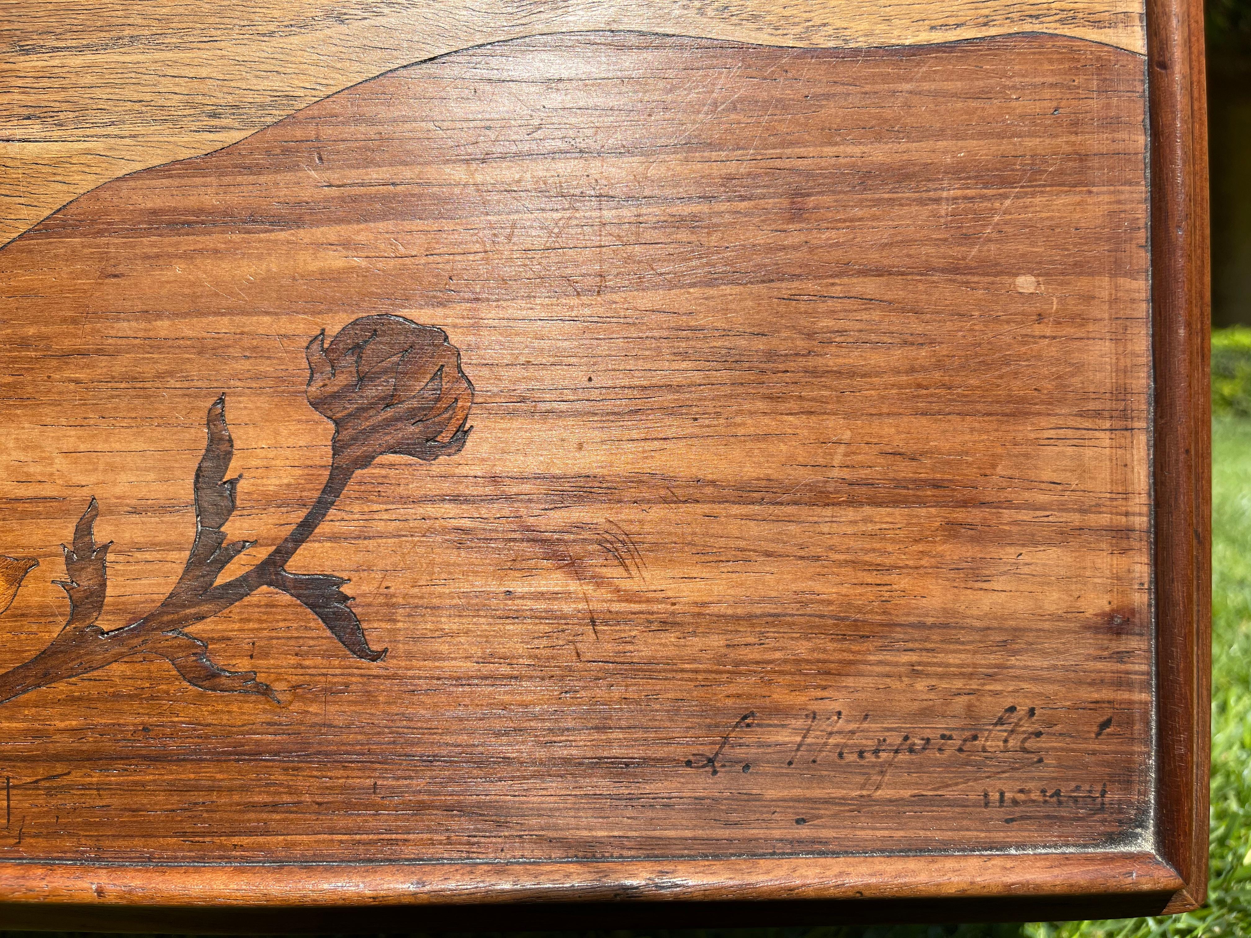 Kleiner Tisch Louis Majorelle aus Mahagoni mit Intarsien, Art nouveau-Stil (20. Jahrhundert) im Angebot