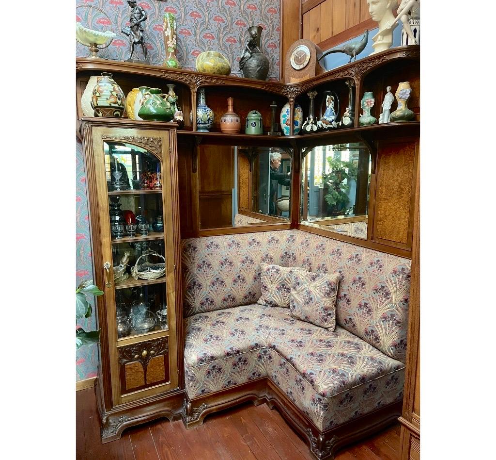 Majorelle Art Nouveau Presentation Bookcase reading corner
Superb collector's bookcase in solid molded walnut, finely carved and panelled. Asymmetrical frame opening with  solid door at the Left, a glass door and 4 open niches at the top. Locks and