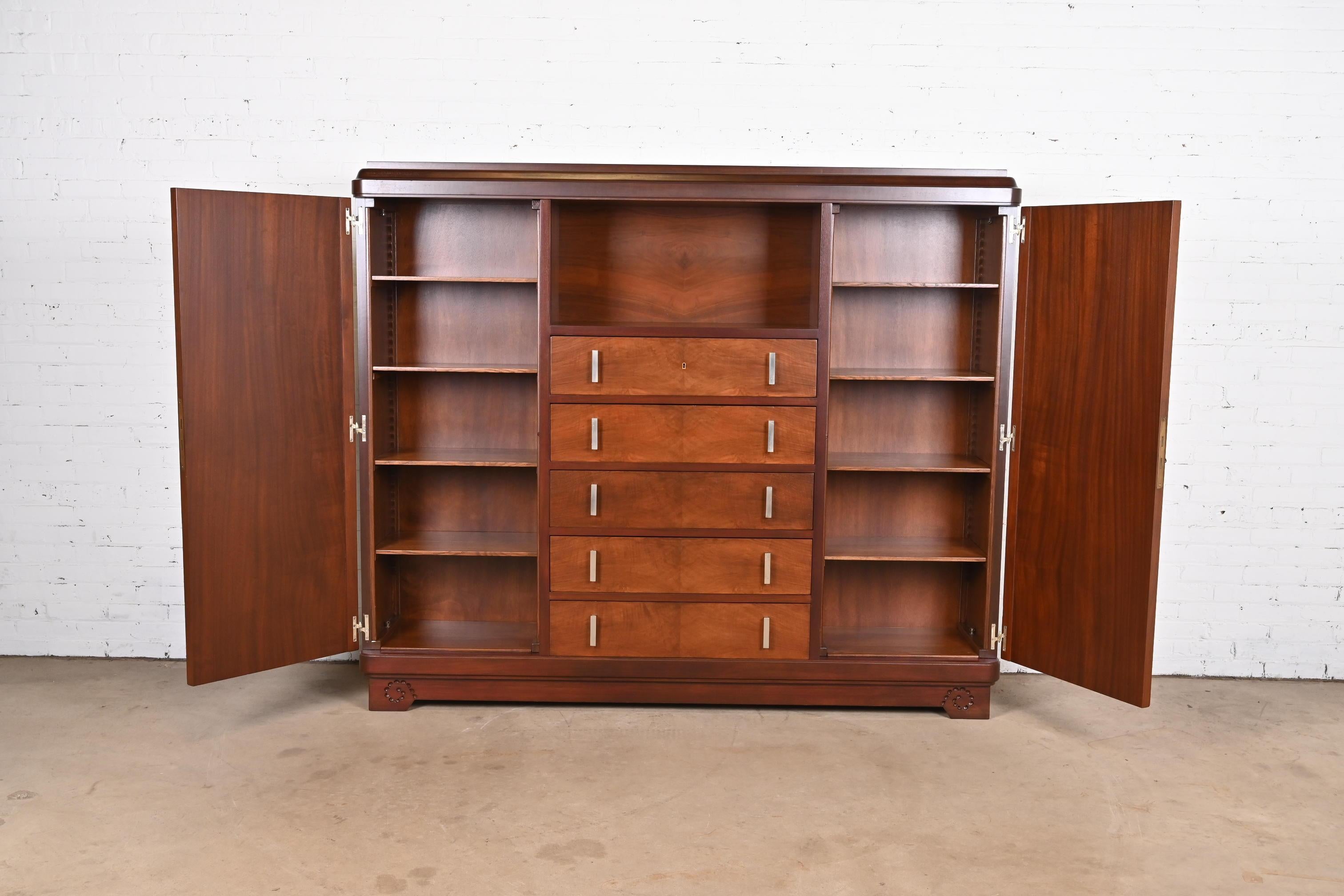 Armoire ou meuble de bar Art Déco français en bois de rose signé Louis Majorelle en vente 5