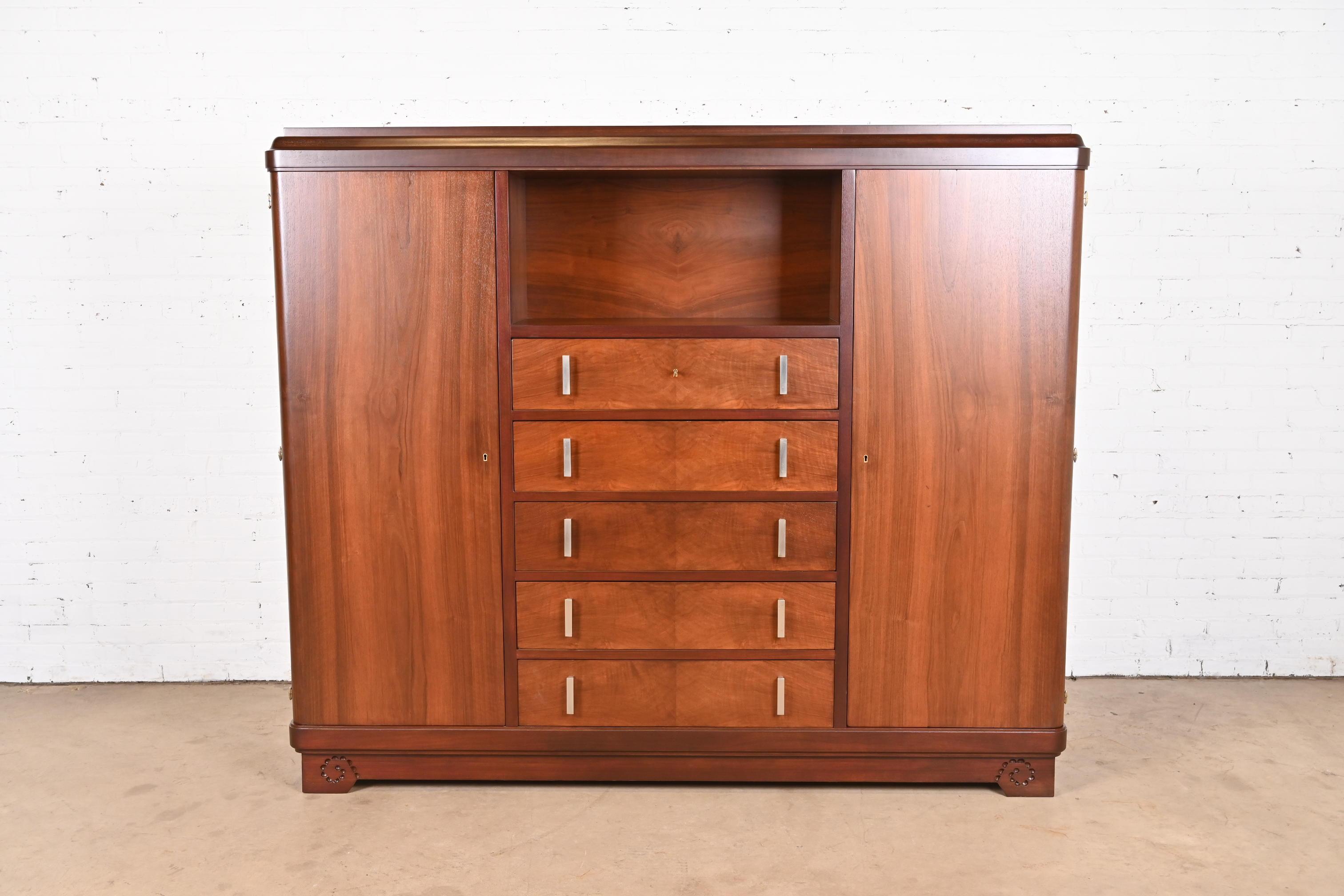 Rare et exceptionnelle armoire ou meuble de bar de style Art Nouveau ou Art Déco.

Par Louis Majorelle (le Label original est présent)

Paris, France, Vers 1890

Magnifique bois de rose et noyer ronce, avec des détails sculptés et des ferrures