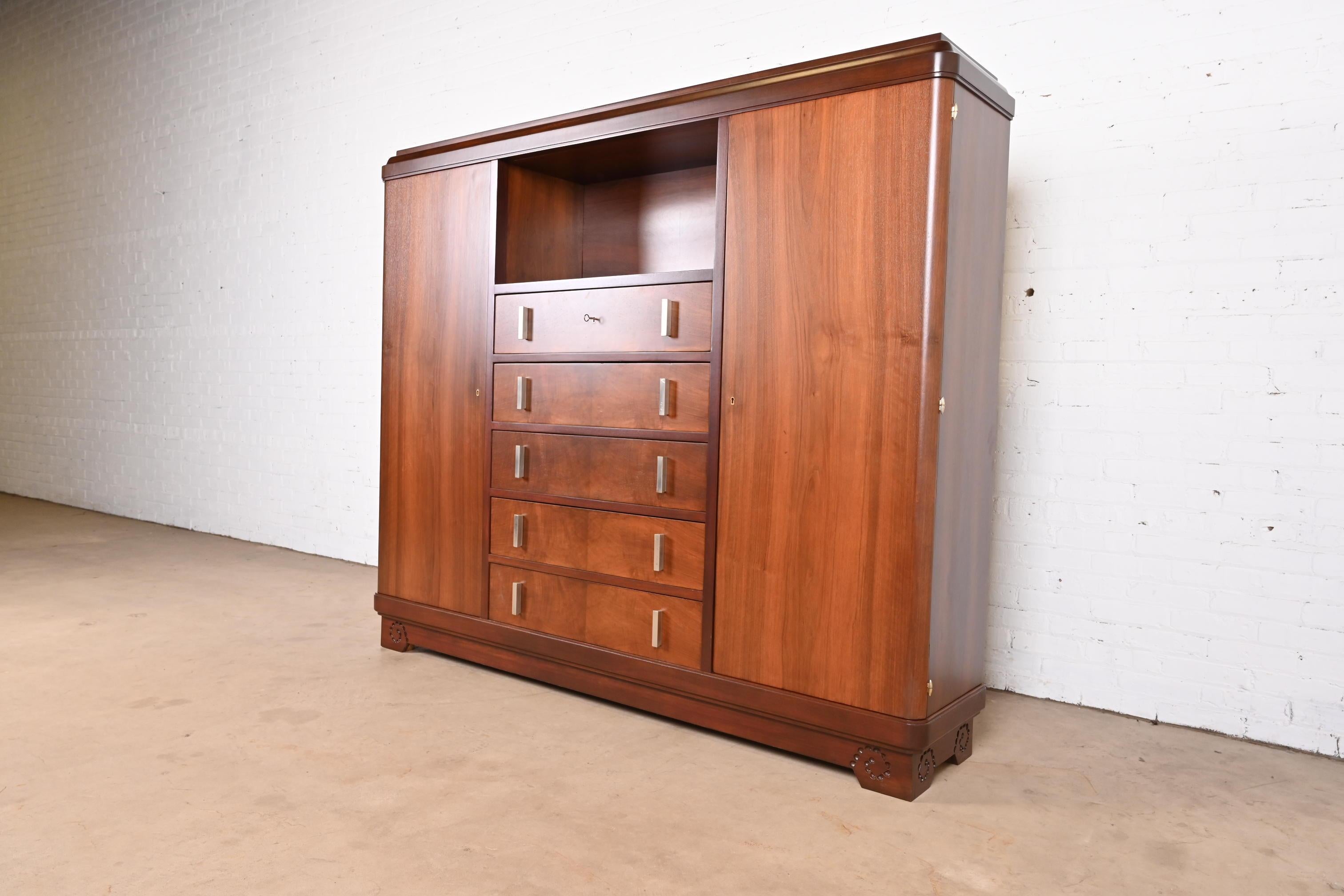 Art nouveau Armoire ou meuble de bar Art Déco français en bois de rose signé Louis Majorelle en vente