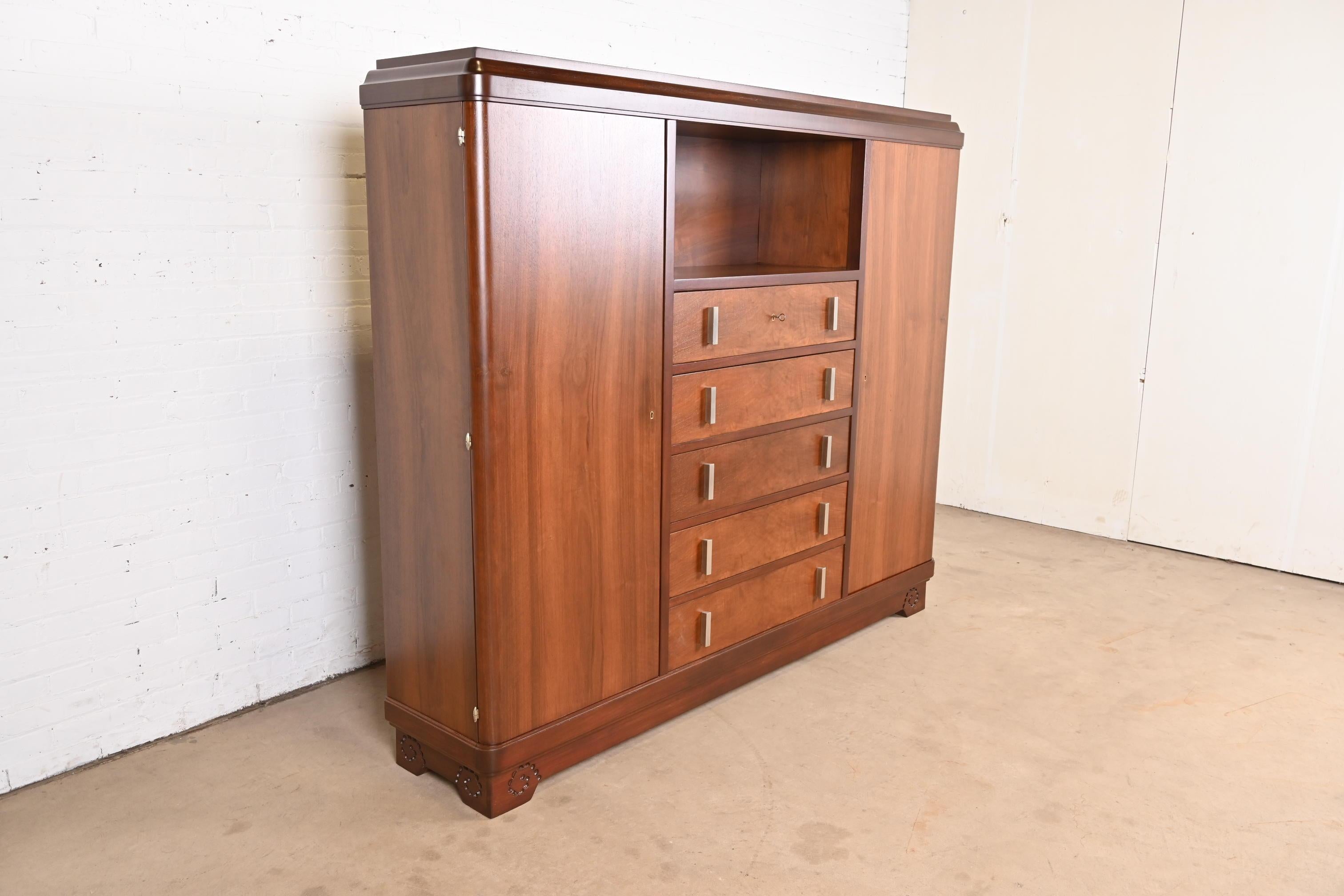 Français Armoire ou meuble de bar Art Déco français en bois de rose signé Louis Majorelle en vente