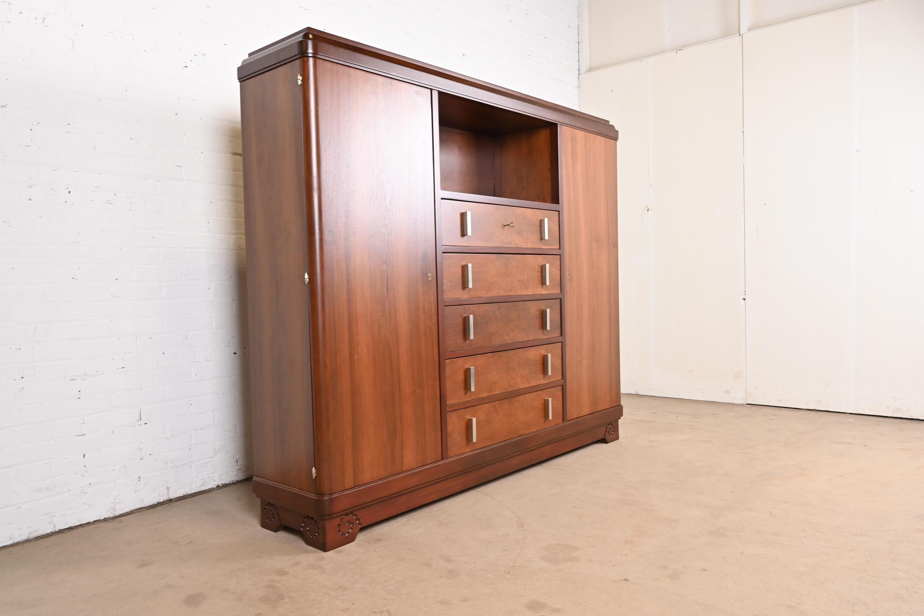 Armoire ou meuble de bar Art Déco français en bois de rose signé Louis Majorelle Bon état - En vente à South Bend, IN