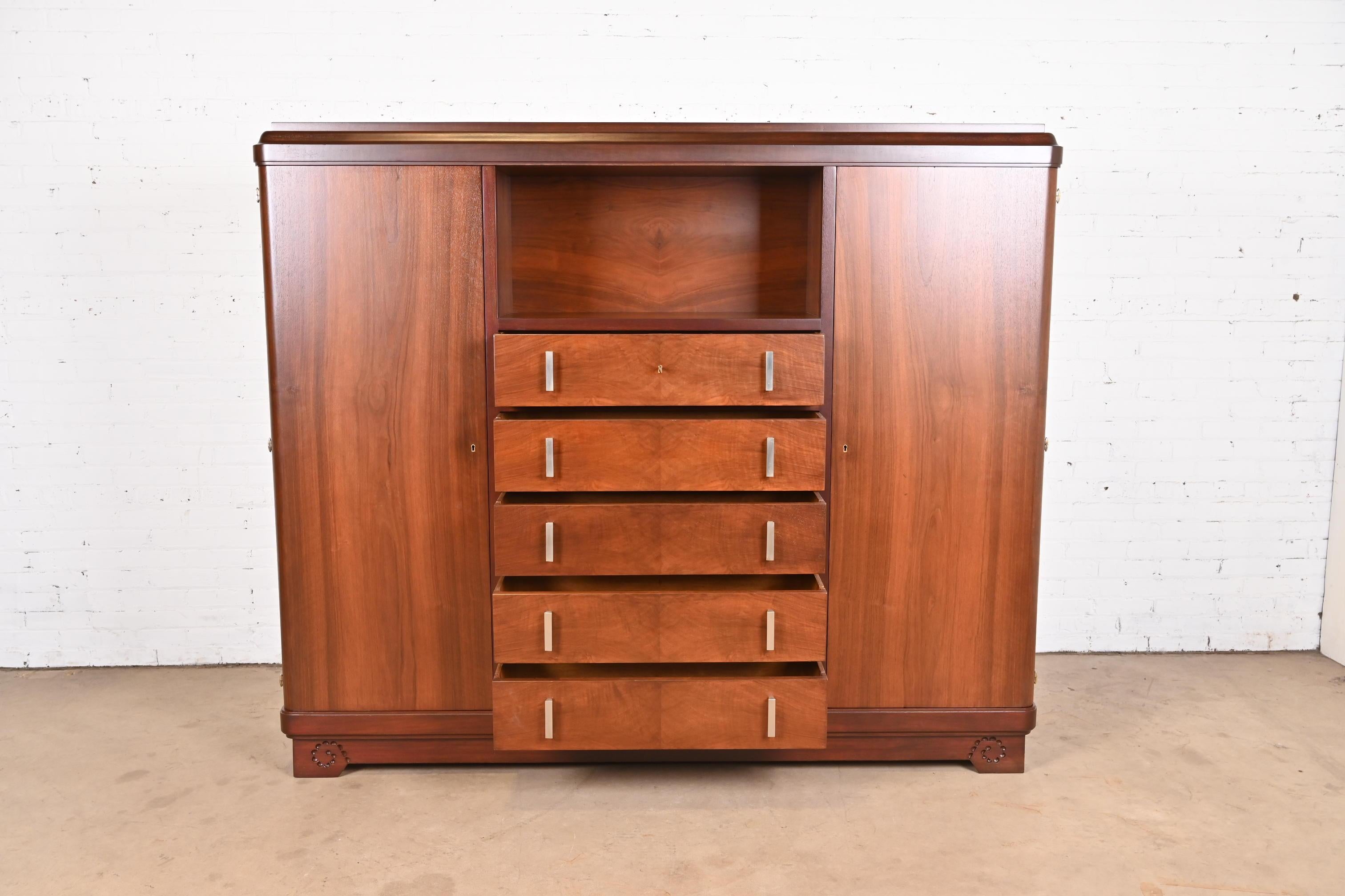 Bois de rose Armoire ou meuble de bar Art Déco français en bois de rose signé Louis Majorelle en vente