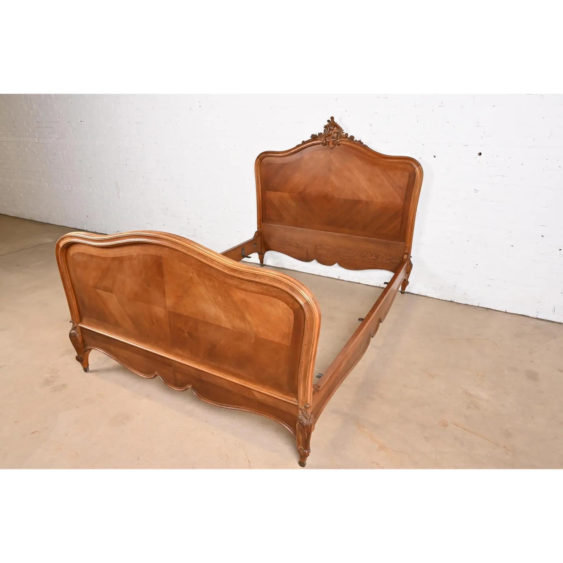 Französisches Jugendstilbett aus geschnitztem Nussbaumholz im Louis Majorelle-Stil, Queen-Größe, 1900 (Louis XVI.) im Angebot