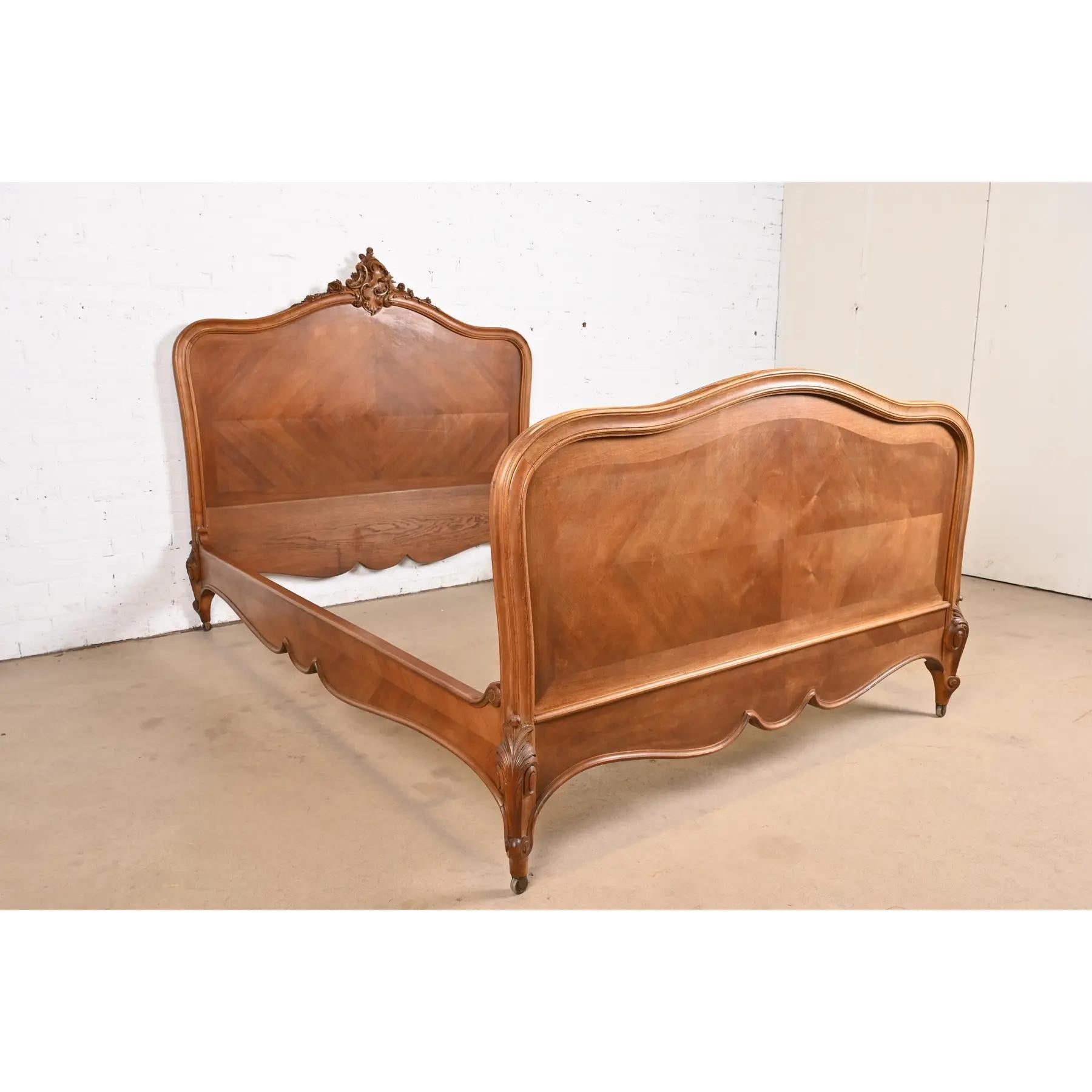 Französisches Jugendstilbett aus geschnitztem Nussbaumholz im Louis Majorelle-Stil, Queen-Größe, 1900 im Zustand „Gut“ im Angebot in South Bend, IN