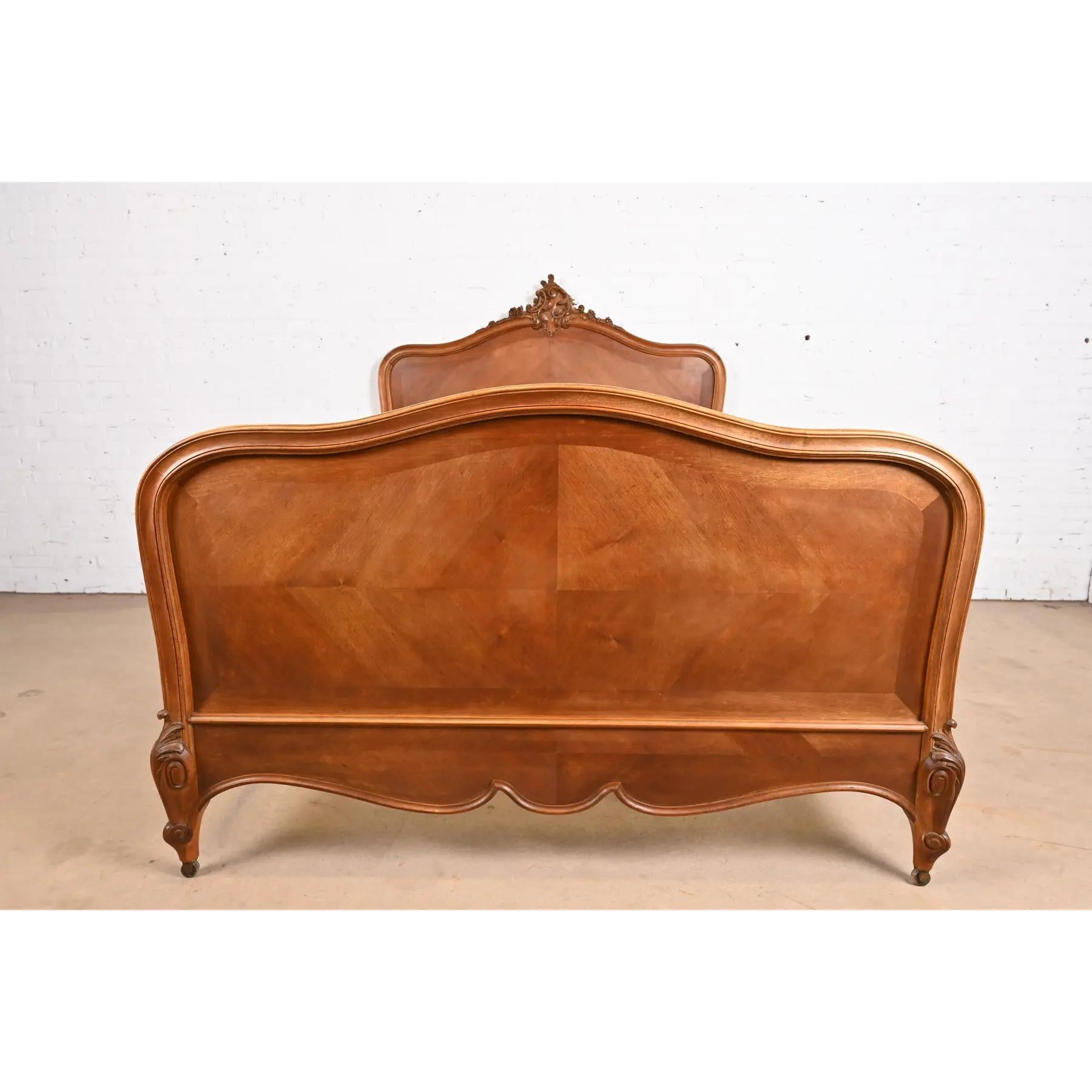 Französisches Jugendstilbett aus geschnitztem Nussbaumholz im Louis Majorelle-Stil, Queen-Größe, 1900 (Frühes 20. Jahrhundert) im Angebot