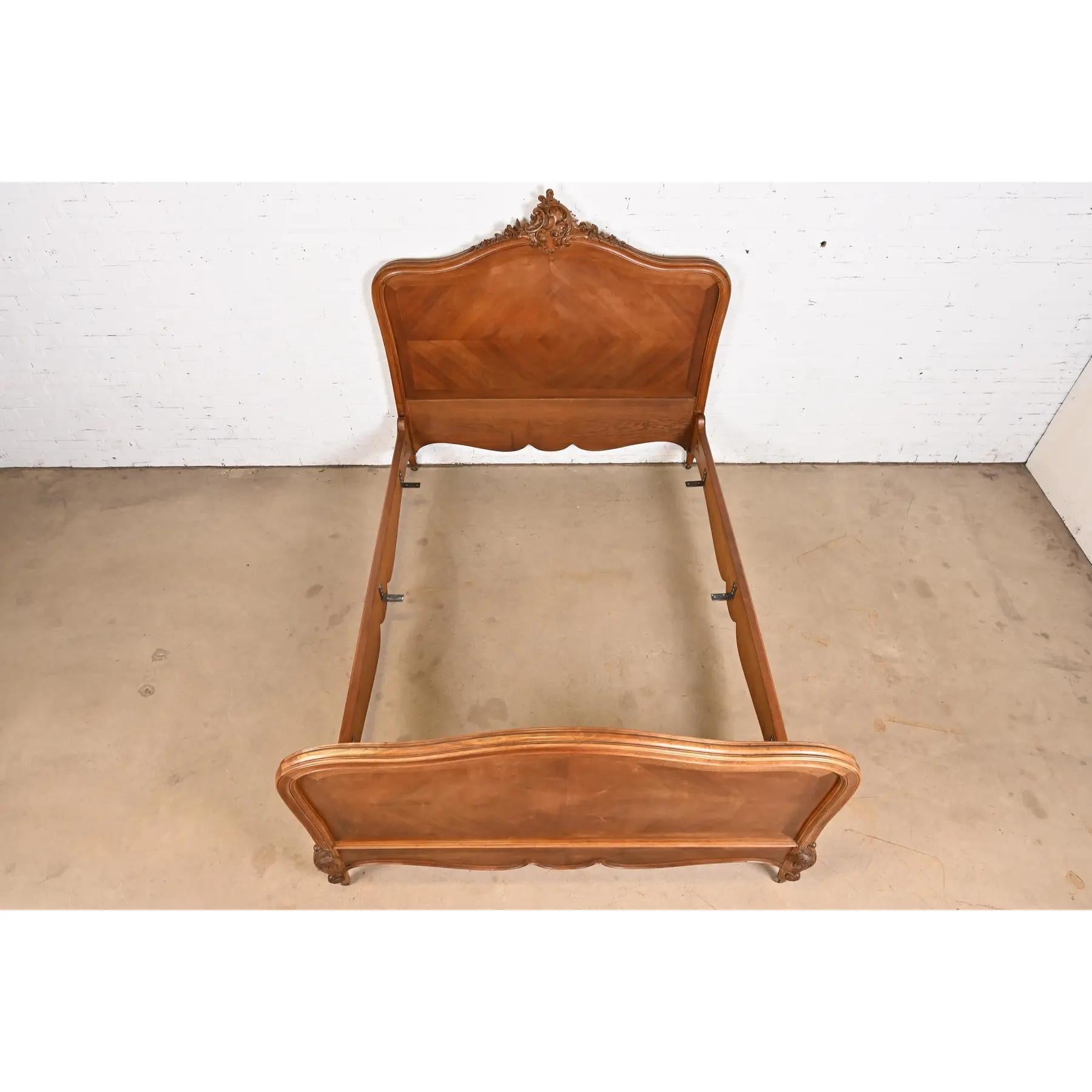 Französisches Jugendstilbett aus geschnitztem Nussbaumholz im Louis Majorelle-Stil, Queen-Größe, 1900 (Walnuss) im Angebot