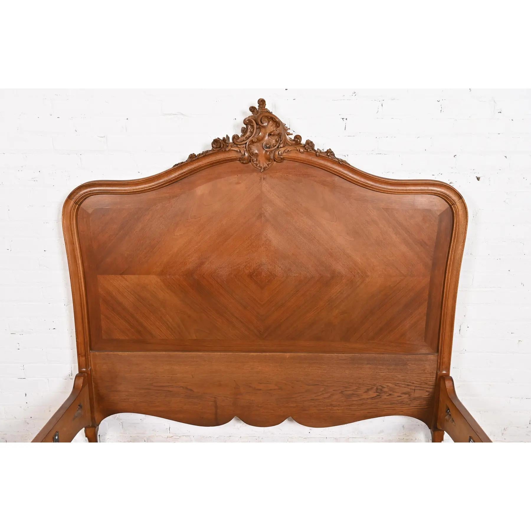 Französisches Jugendstilbett aus geschnitztem Nussbaumholz im Louis Majorelle-Stil, Queen-Größe, 1900 im Angebot 1