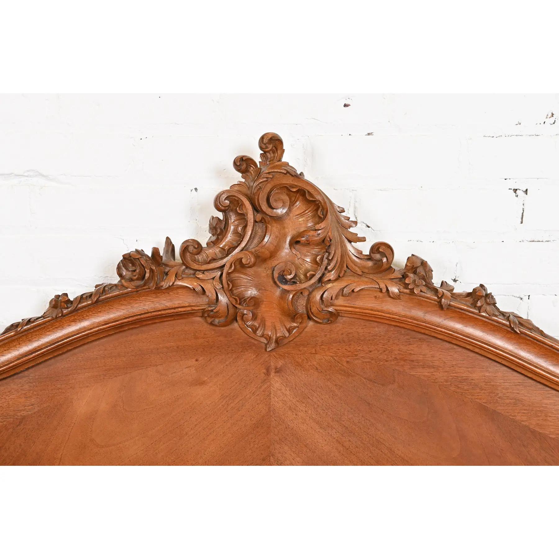Französisches Jugendstilbett aus geschnitztem Nussbaumholz im Louis Majorelle-Stil, Queen-Größe, 1900 im Angebot 2