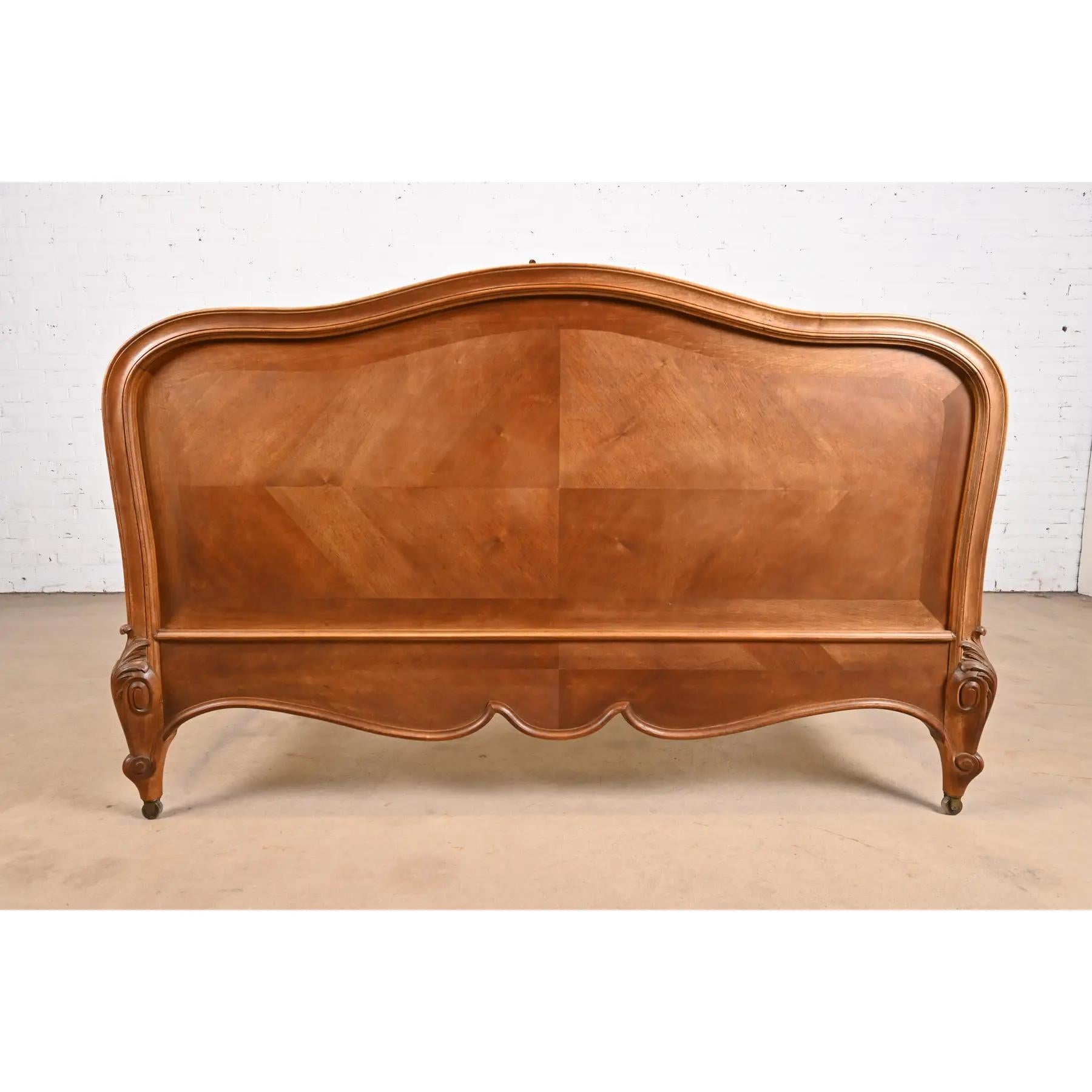 Französisches Jugendstilbett aus geschnitztem Nussbaumholz im Louis Majorelle-Stil, Queen-Größe, 1900 im Angebot 3