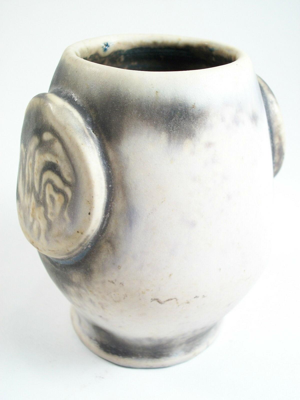 LOUIS MATHE - Vintage Studio Keramik Vase mit applizierten Medaillongriffen mit graviertem Muskox - dicke matte zweifarbige graue Glasur über dem Steingutkörper - dunkle matte Glasur im Inneren - signiert und datiert auf dem Sockel - Kanada - um