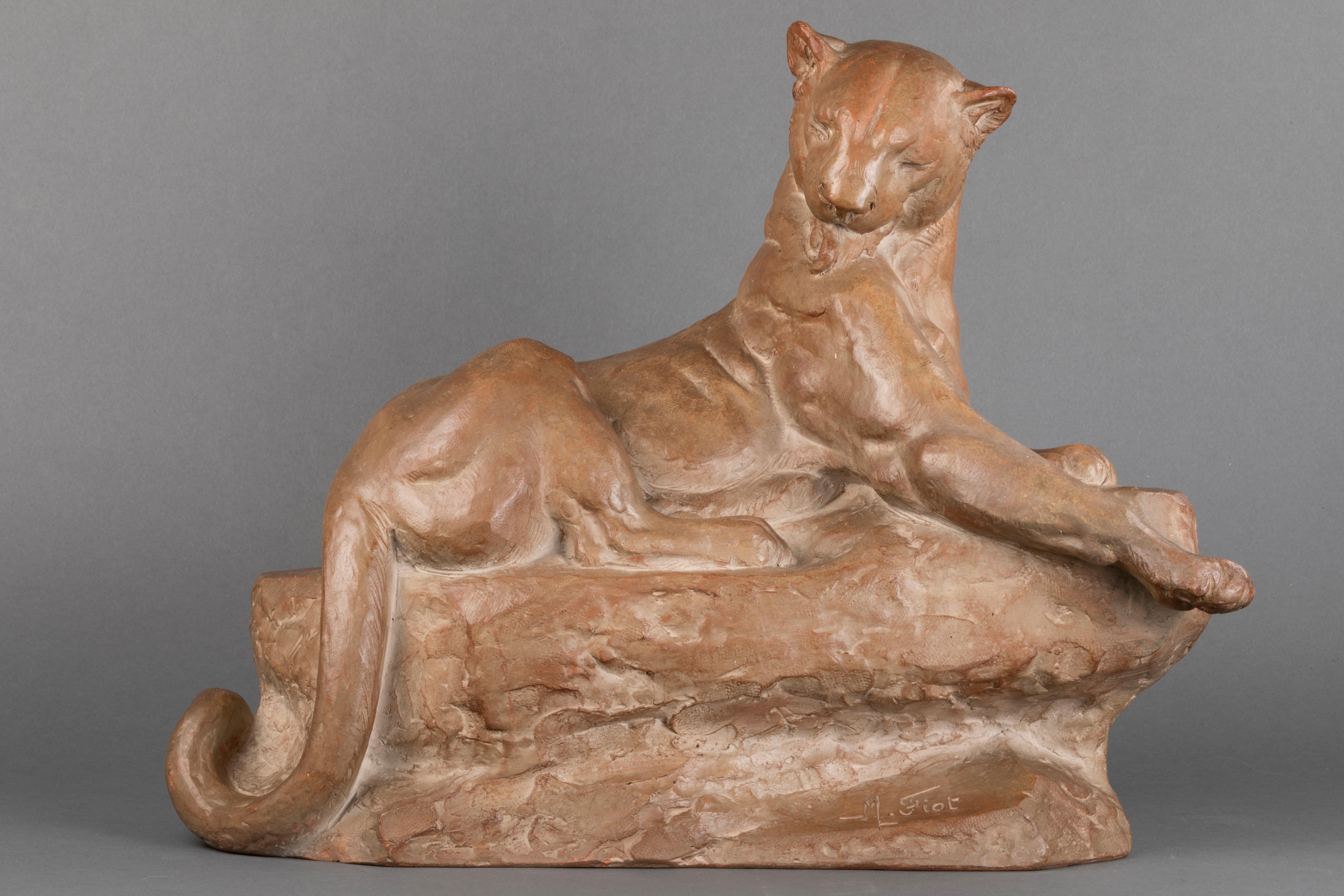 Louis Maximilien FIOT (1886-1953, France) : « Lionne à sa toilette »

Patinated terracota sculpture of a lioness nobly standing on a rock
Old edition by Susse terracota workshop

Signé : « M. FIOT », on the base

Stamp : 