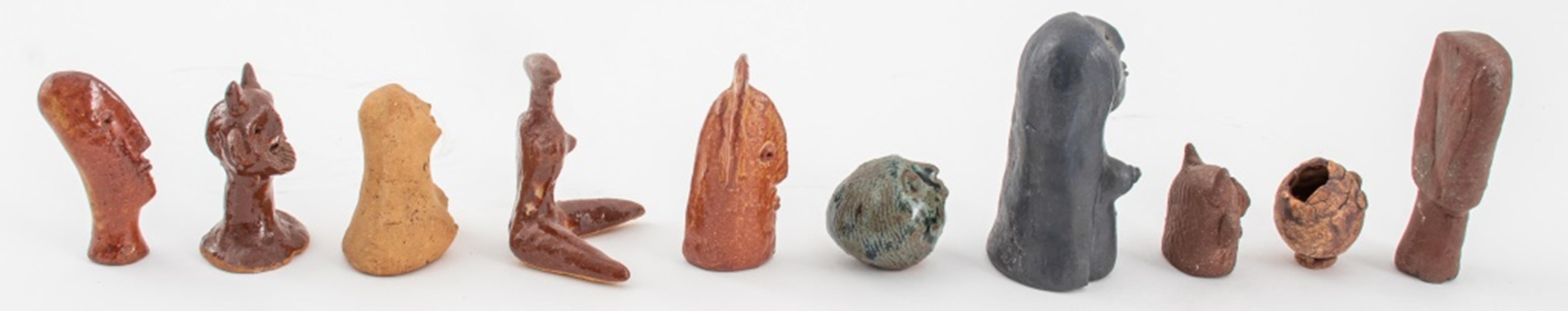 Gruppe von zehn kleinen Keramikskulpturen von Louis Mendez (Amerikaner, 1929-2012), Studio Art Pottery, bestehend aus zwei gehörnten Büsten, zwei glasierten abstrakten Keramikköpfen, einer unglasierten abstrakten geometrischen Büste, einem