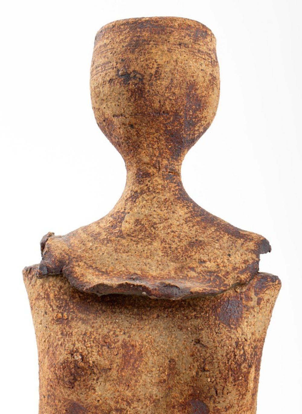 Louis Mendez (americano, 1929-2012) Due figure femminili in ceramica Art Pottery, comprendenti: una figura con smalto di rame metallico e una figura come candeliere, una firmata. 

Più alto: 12