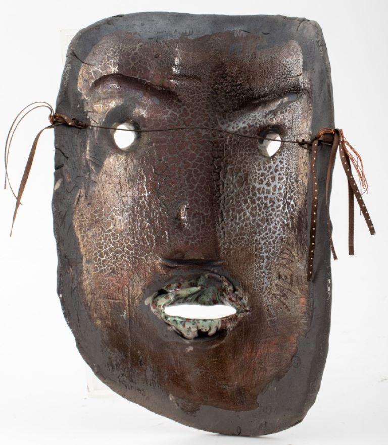 Keramikmasken von Louis Mendez, 2 Stück (amerikanisch) im Angebot