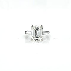Louis Newman & Co Anello con tre pietre di diamante a taglio smeraldo da 4,01 carati con certificazione GIA.