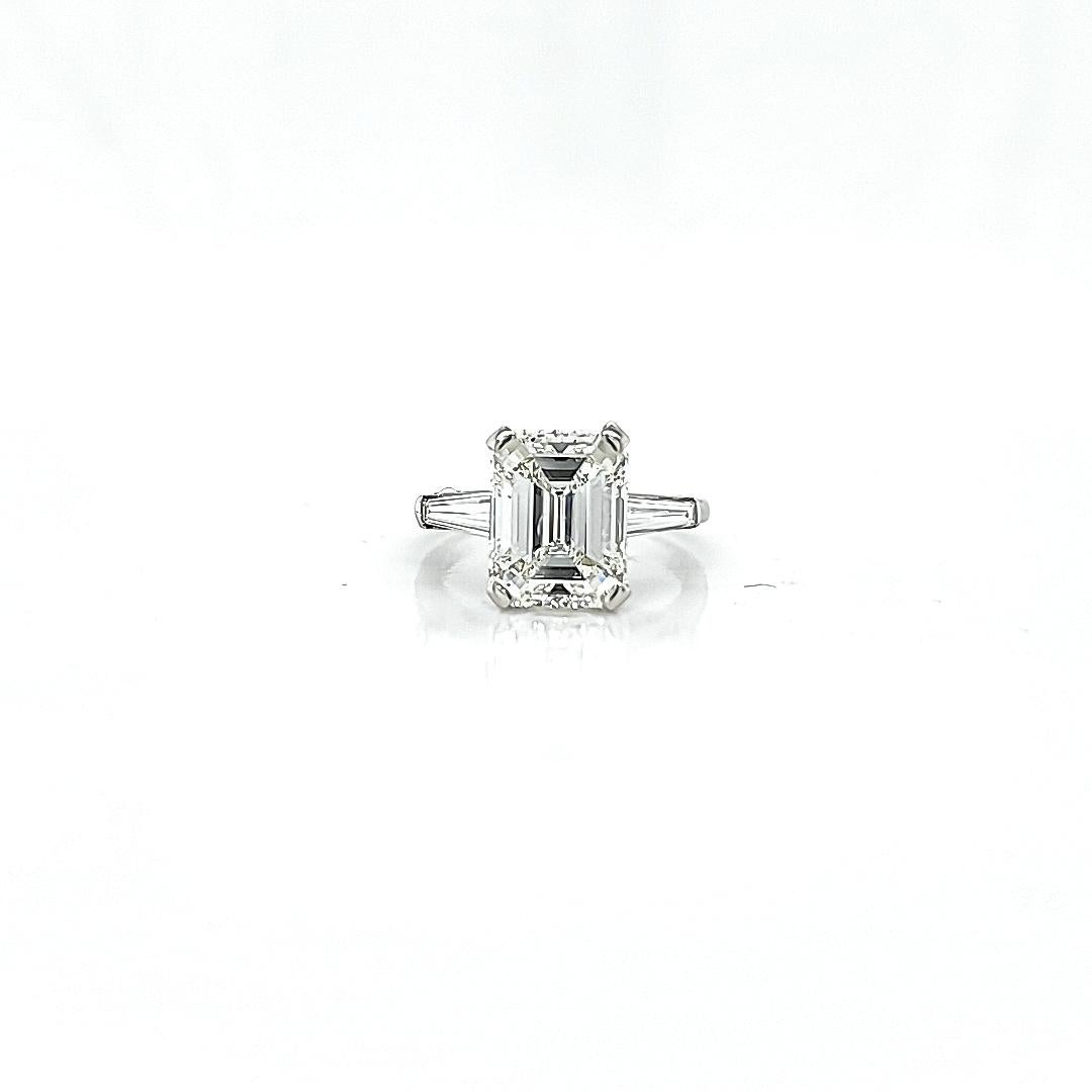 Louis Newman &amp; Co: GIA-zertifizierter dreisteiniger Ring mit 4,01 Karat Diamant im Smaragdschliff im Zustand „Neu“ im Angebot in New York, NY