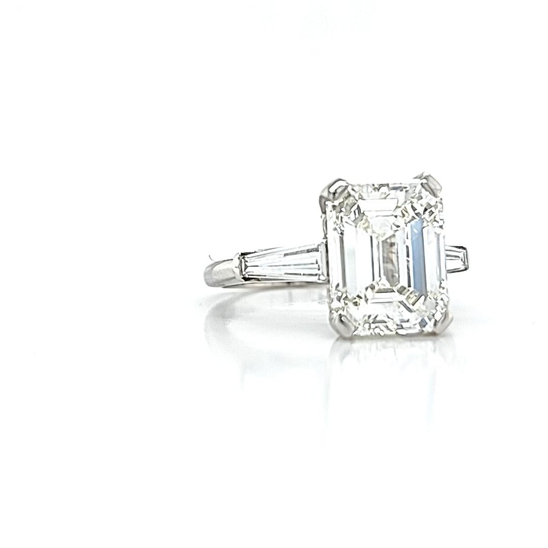 Louis Newman &amp; Co: GIA-zertifizierter dreisteiniger Ring mit 4,01 Karat Diamant im Smaragdschliff im Angebot 1