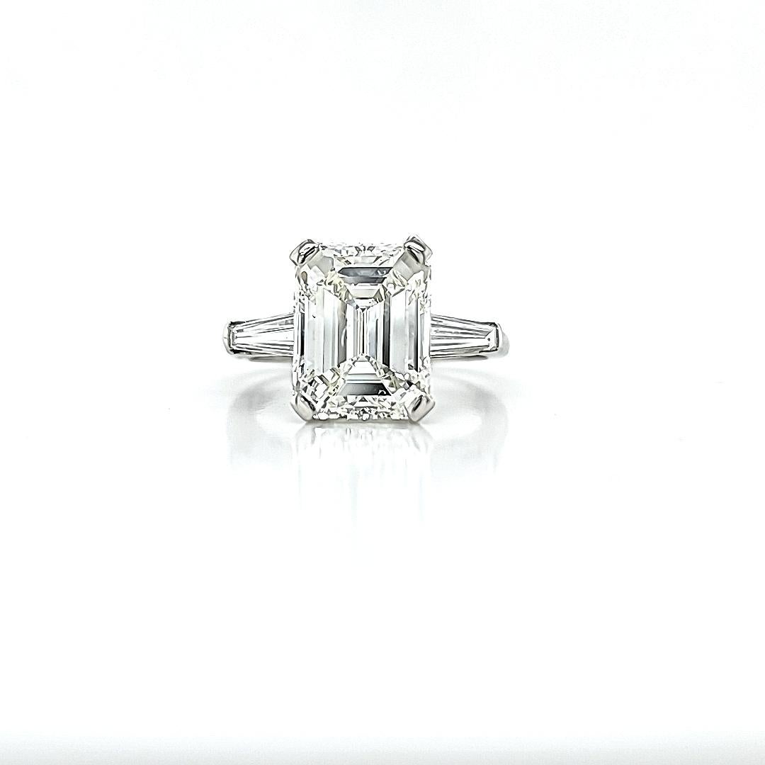 Louis Newman &amp; Co: GIA-zertifizierter dreisteiniger Ring mit 4,01 Karat Diamant im Smaragdschliff im Angebot 3