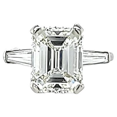 Louis Newman &amp;amp; Co: GIA-zertifizierter dreisteiniger Ring mit 4,01 Karat Diamant im Smaragdschliff im Angebot