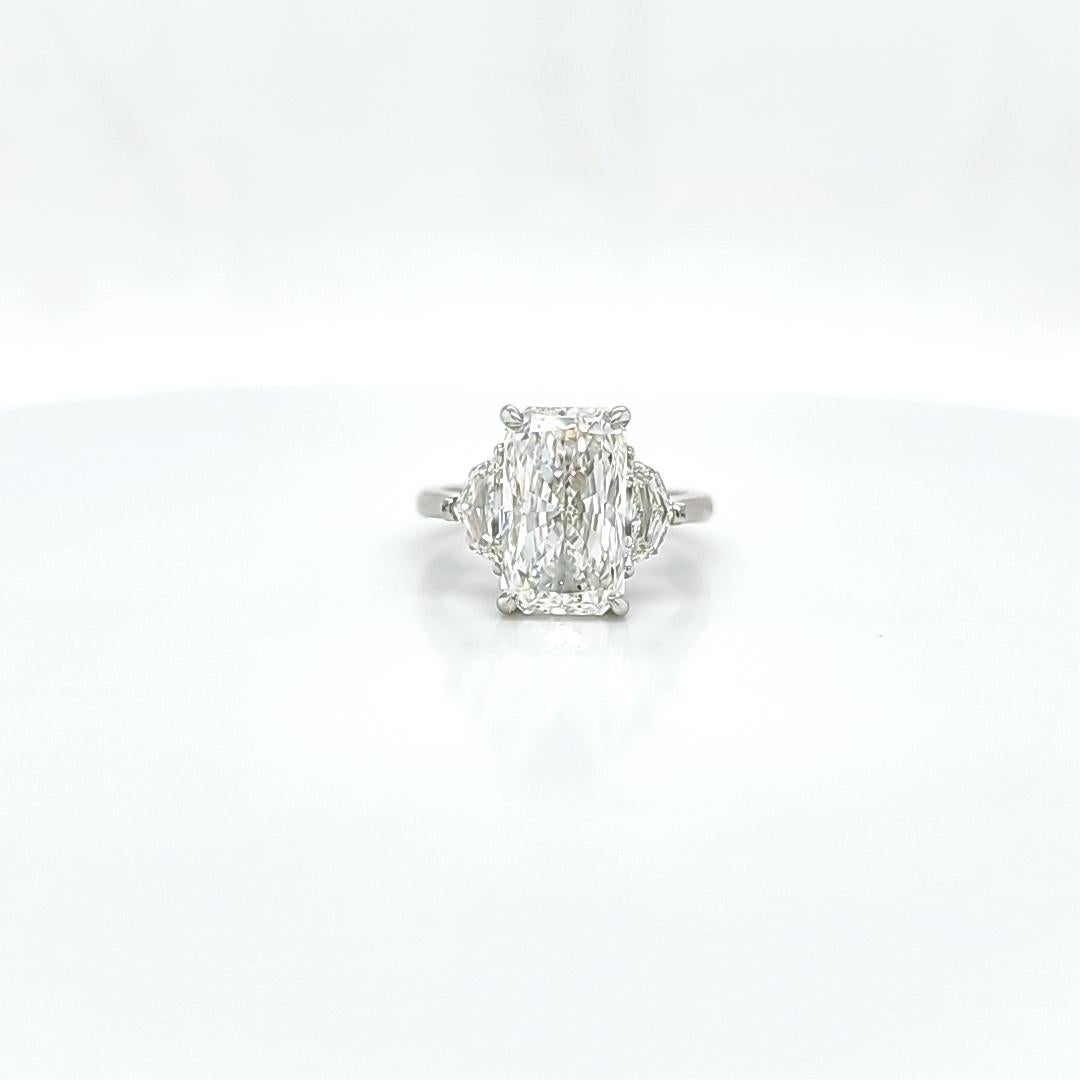 Louis Newman & Co 4,52 Karat GIA-zertifizierter Diamantring mit drei Steinen im Strahlenschliff im Zustand „Neu“ im Angebot in New York, NY