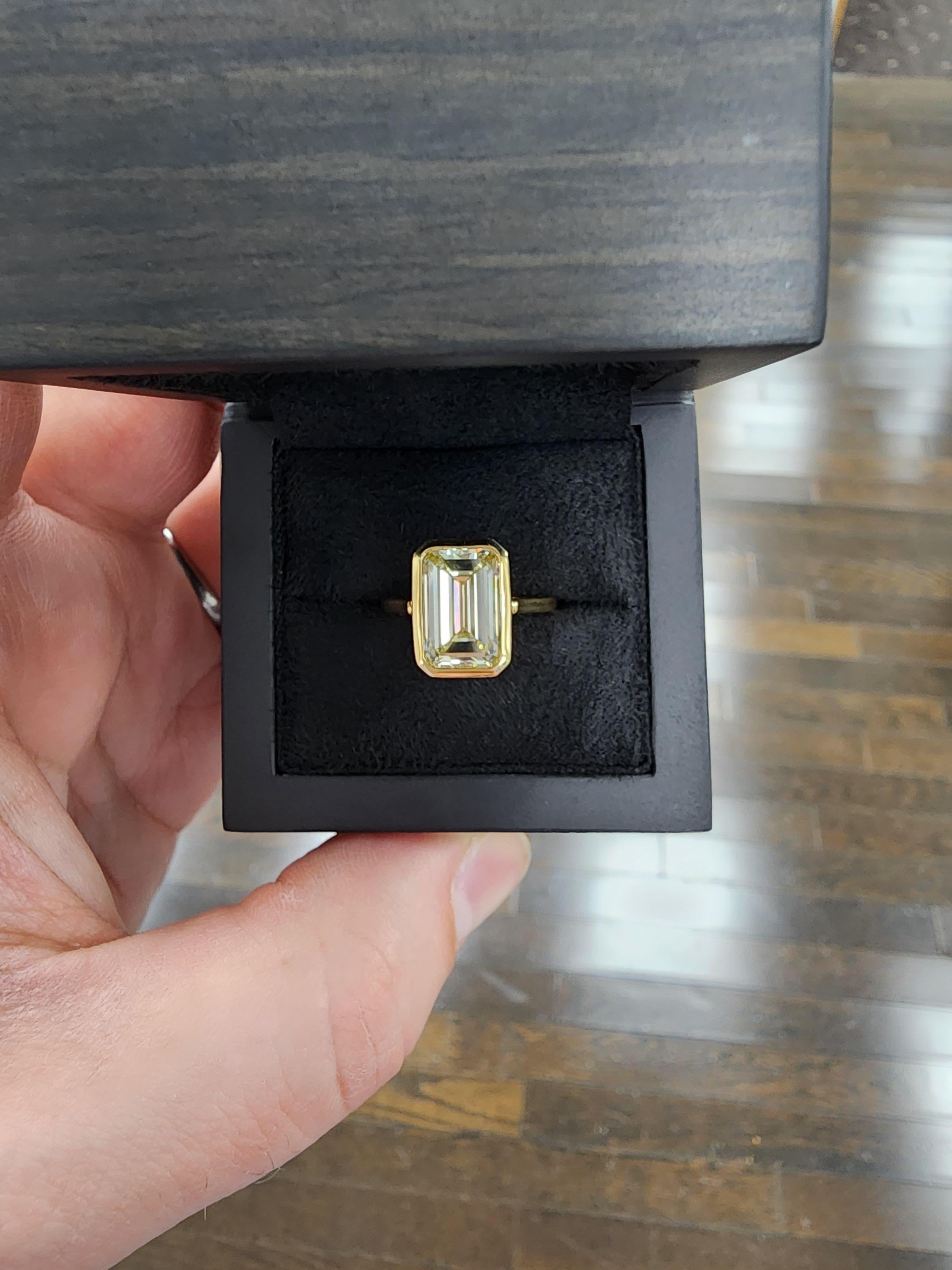 Louis Newman & Co 5.09 Carat Emerald Cut Emerald Cut Bezel Set Yellow Gold Ring For Sale 1