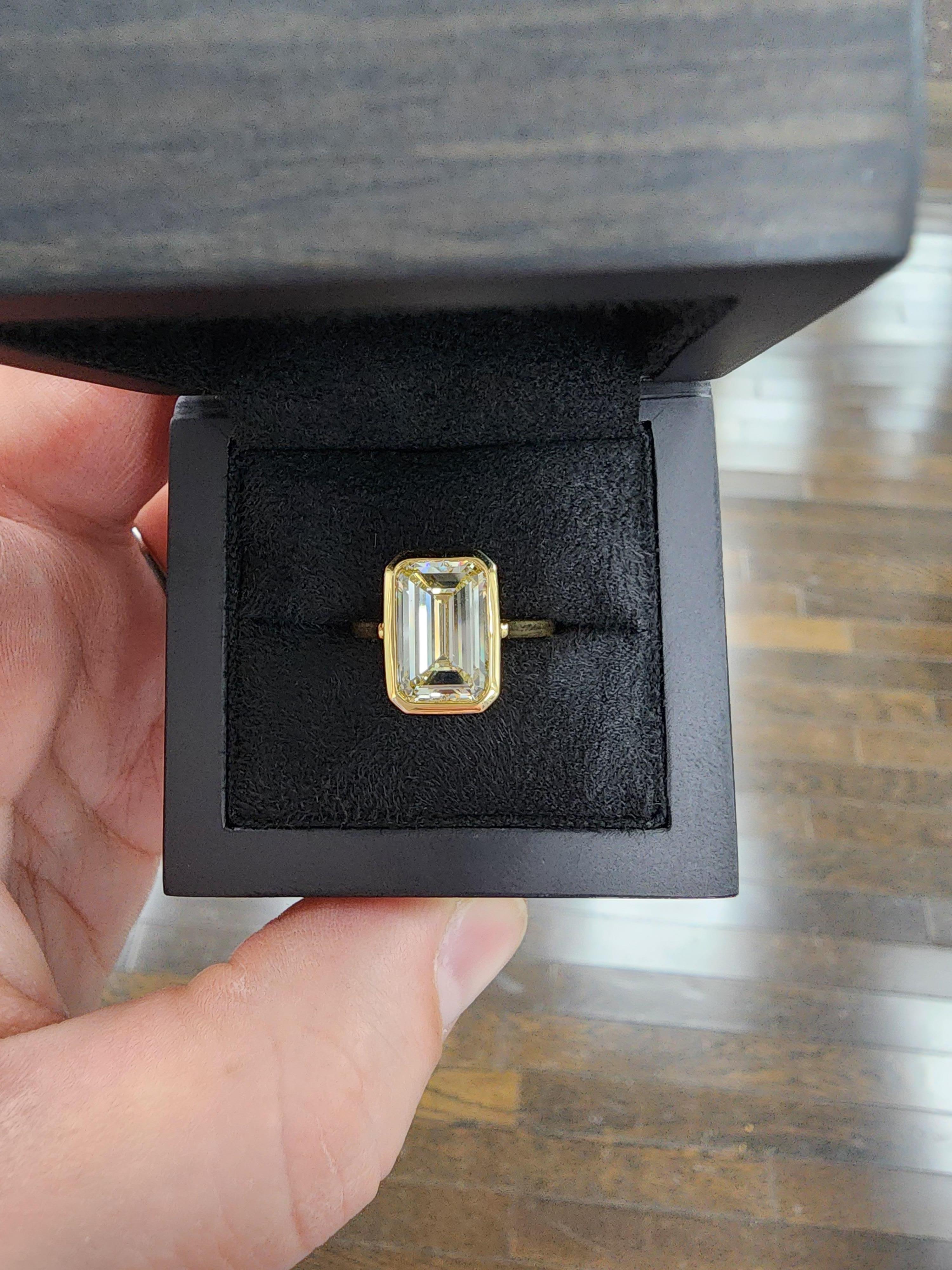 Louis Newman & Co 5.09 Carat Emerald Cut Emerald Cut Bezel Set Yellow Gold Ring For Sale 1